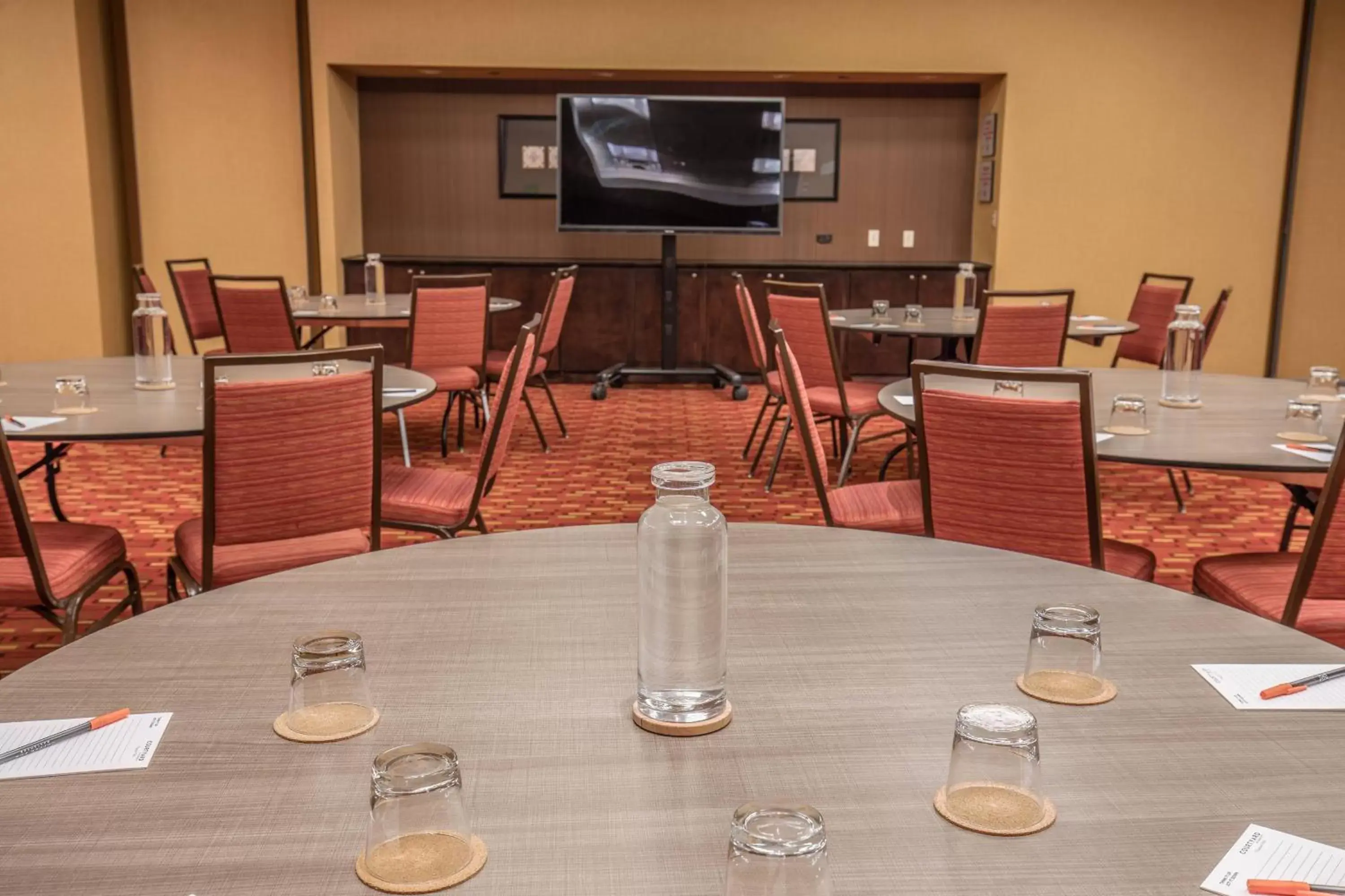 Meeting/conference room, Restaurant/Places to Eat in Courtyard Chicago Downtown/Magnificent Mile