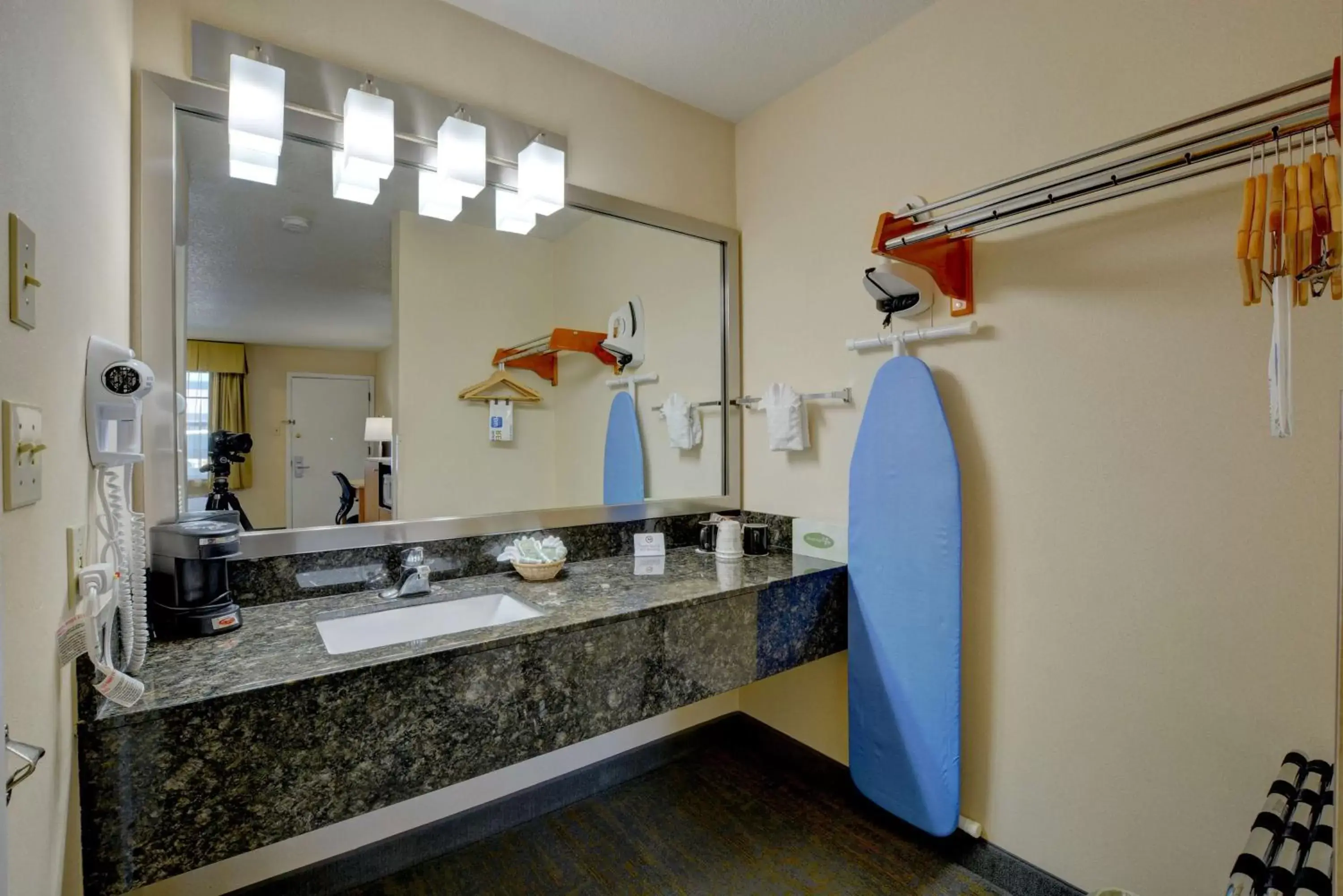 Photo of the whole room, Bathroom in Best Western Horizon Inn