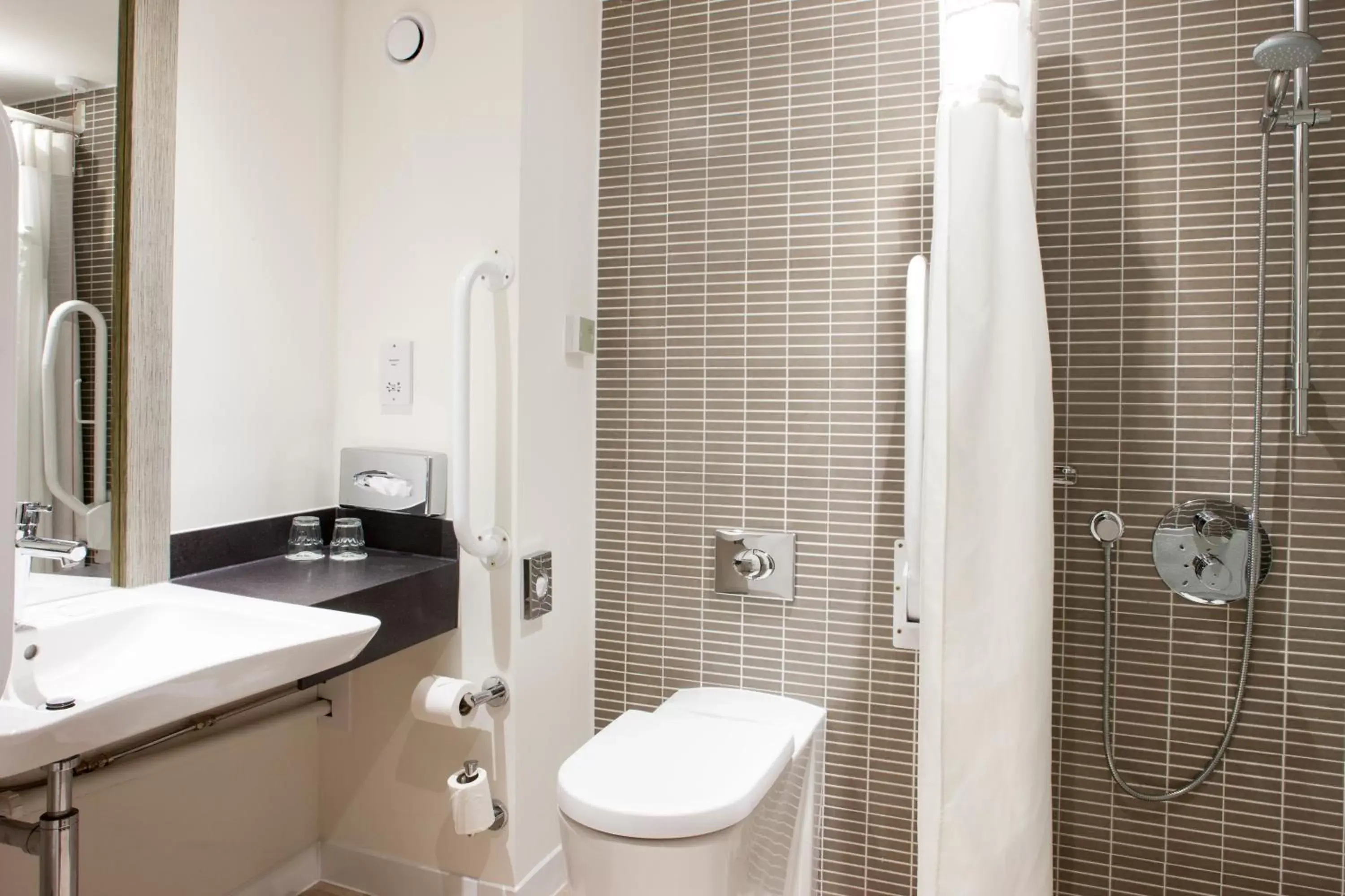Photo of the whole room, Bathroom in Holiday Inn Lincoln, an IHG Hotel