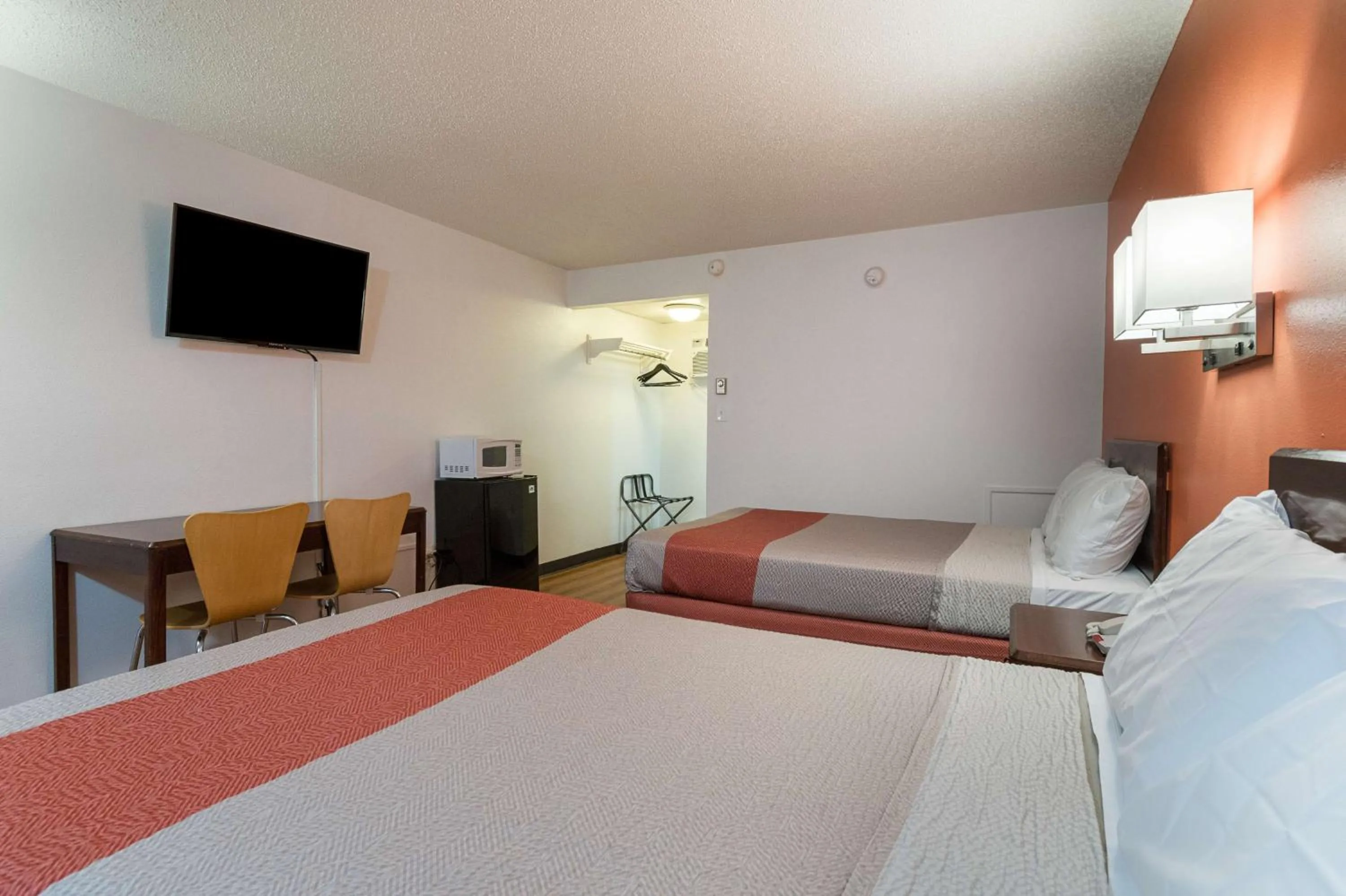 Photo of the whole room, Bed in Motel 6-Frackville, PA