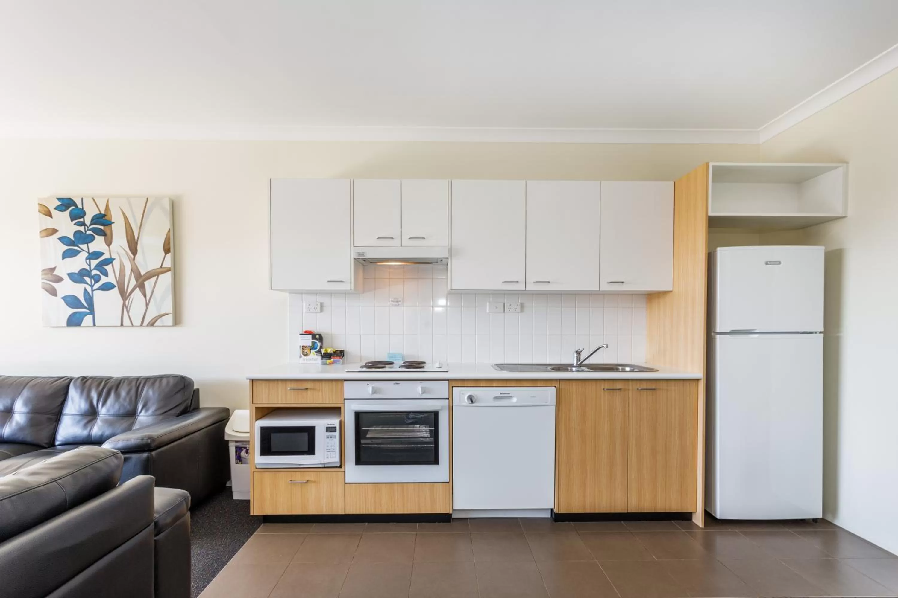 Kitchen or kitchenette in Perth Ascot Central Apartment Hotel Official
