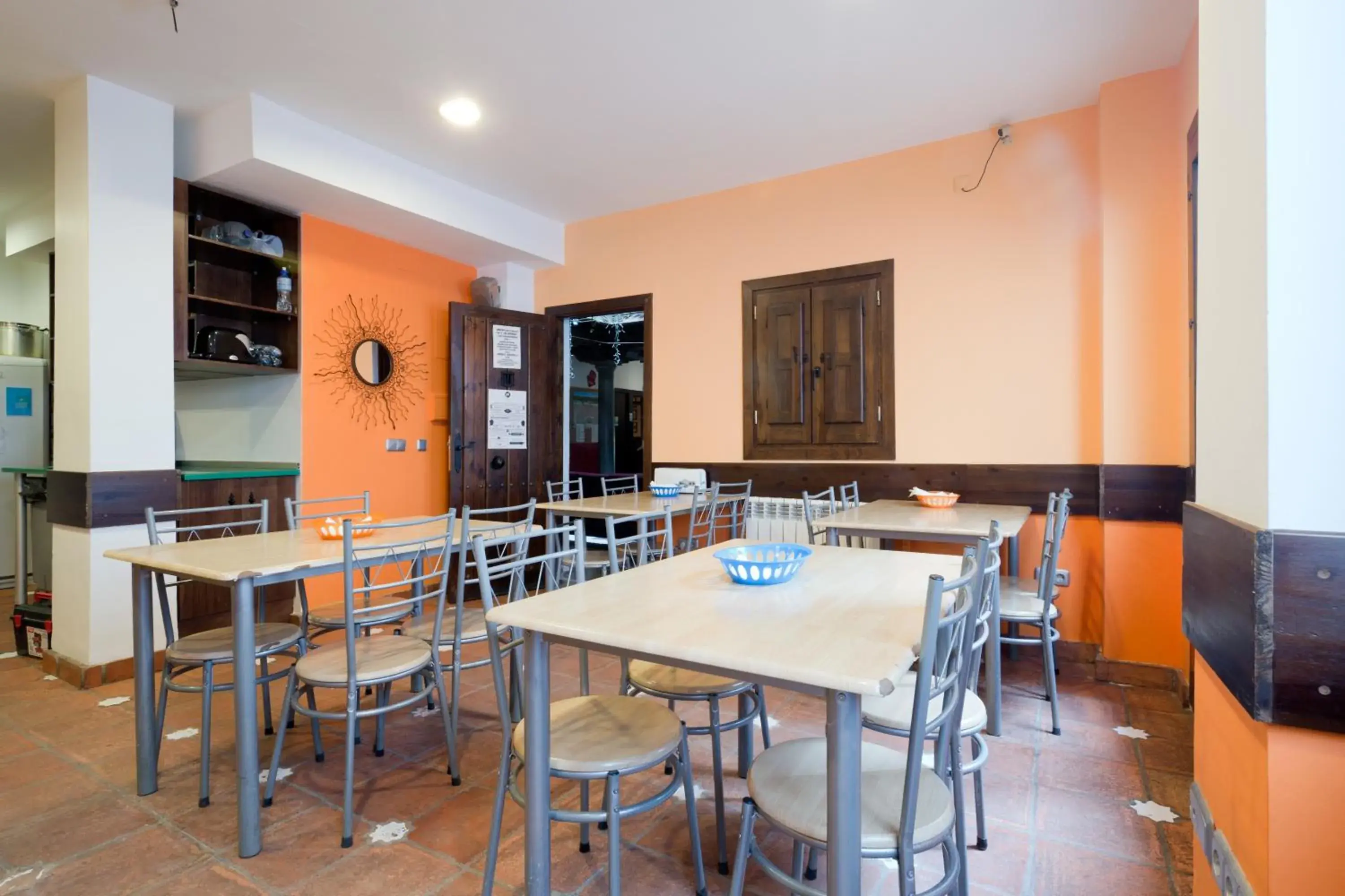 Kitchen or kitchenette, Restaurant/Places to Eat in Oasis Backpackers' Hostel Granada