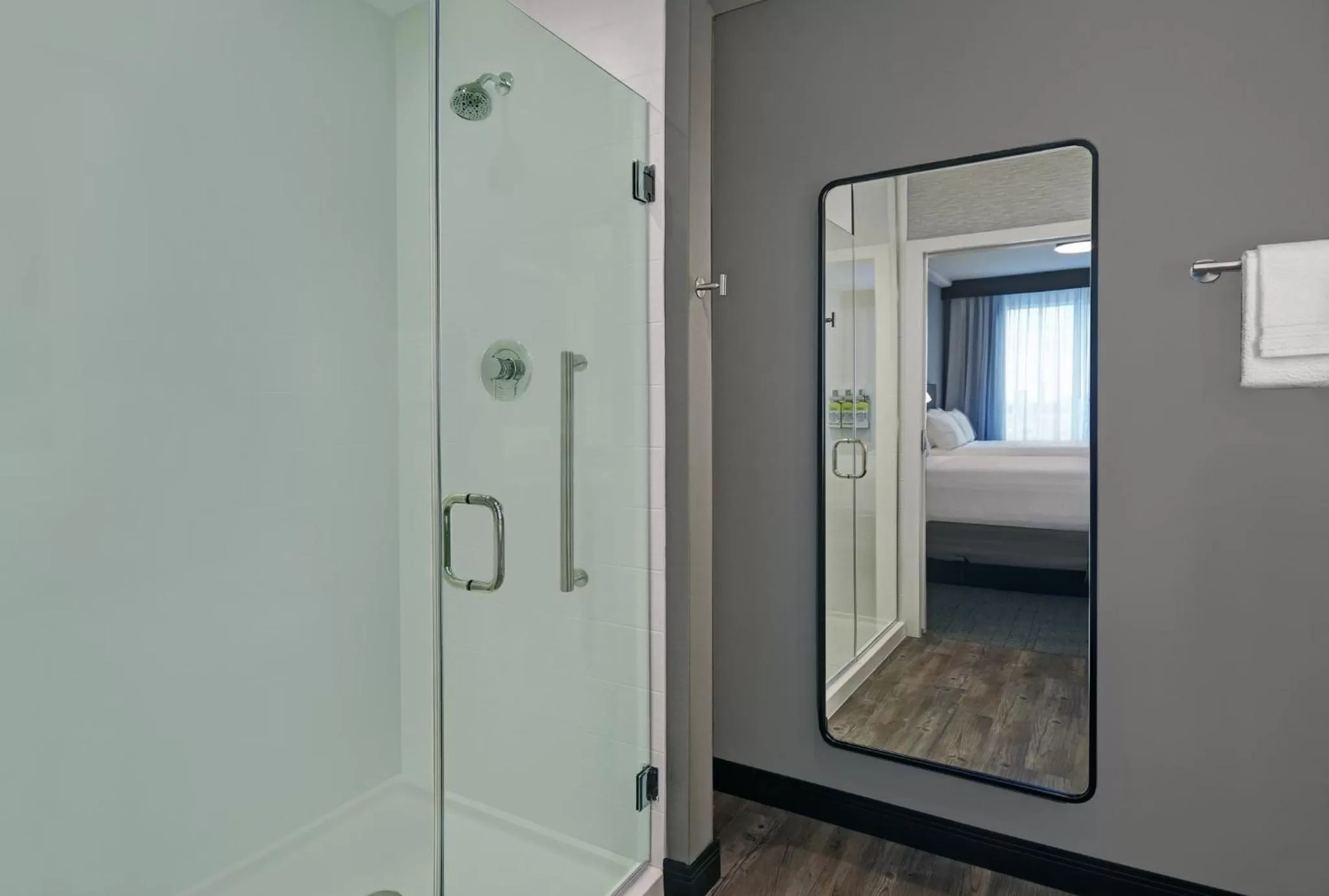 Bathroom, Bed in Staybridge Suites - Houston - Galleria Area by IHG