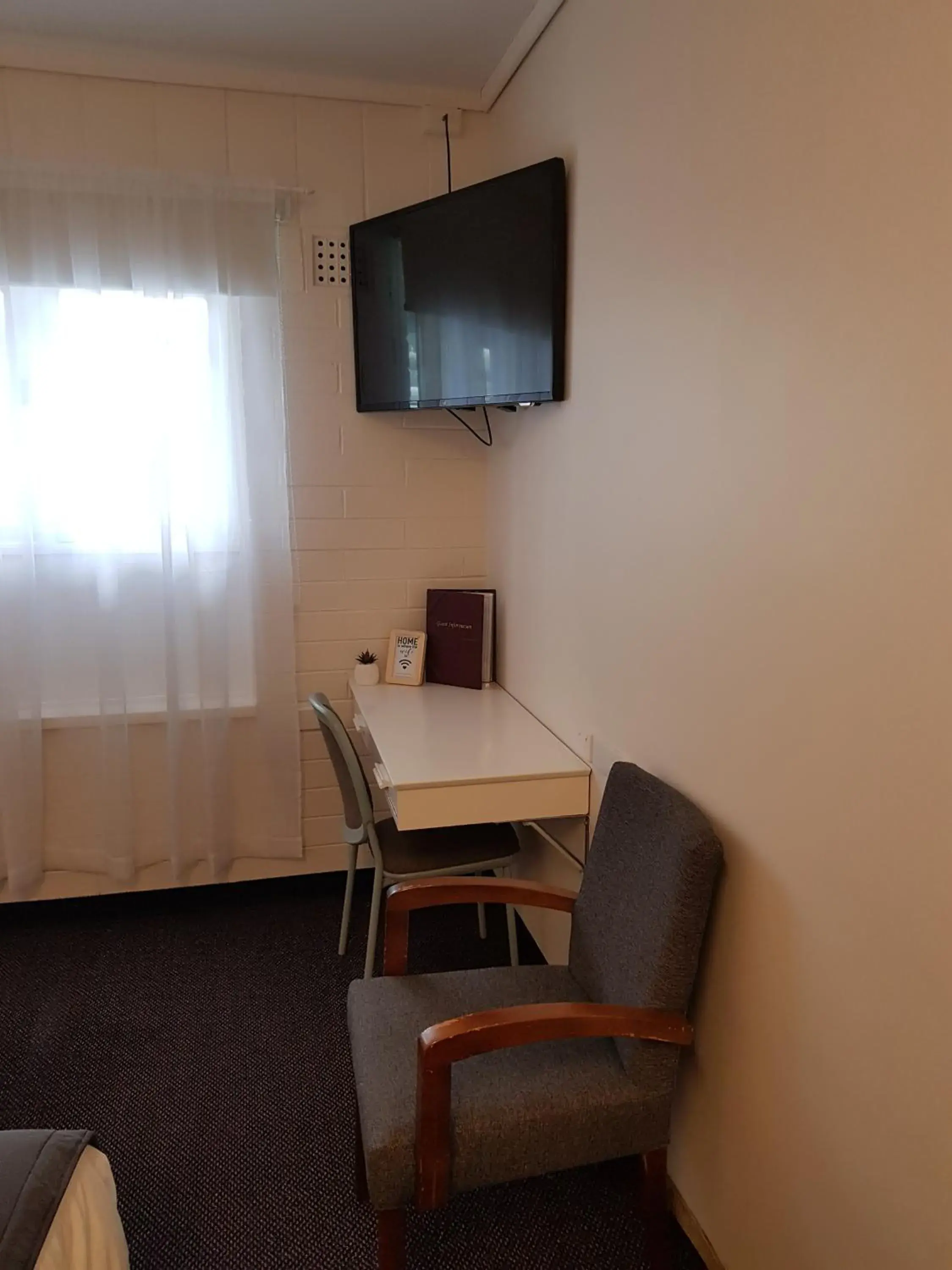 Seating area, TV/Entertainment Center in Morphett Arms Hotel