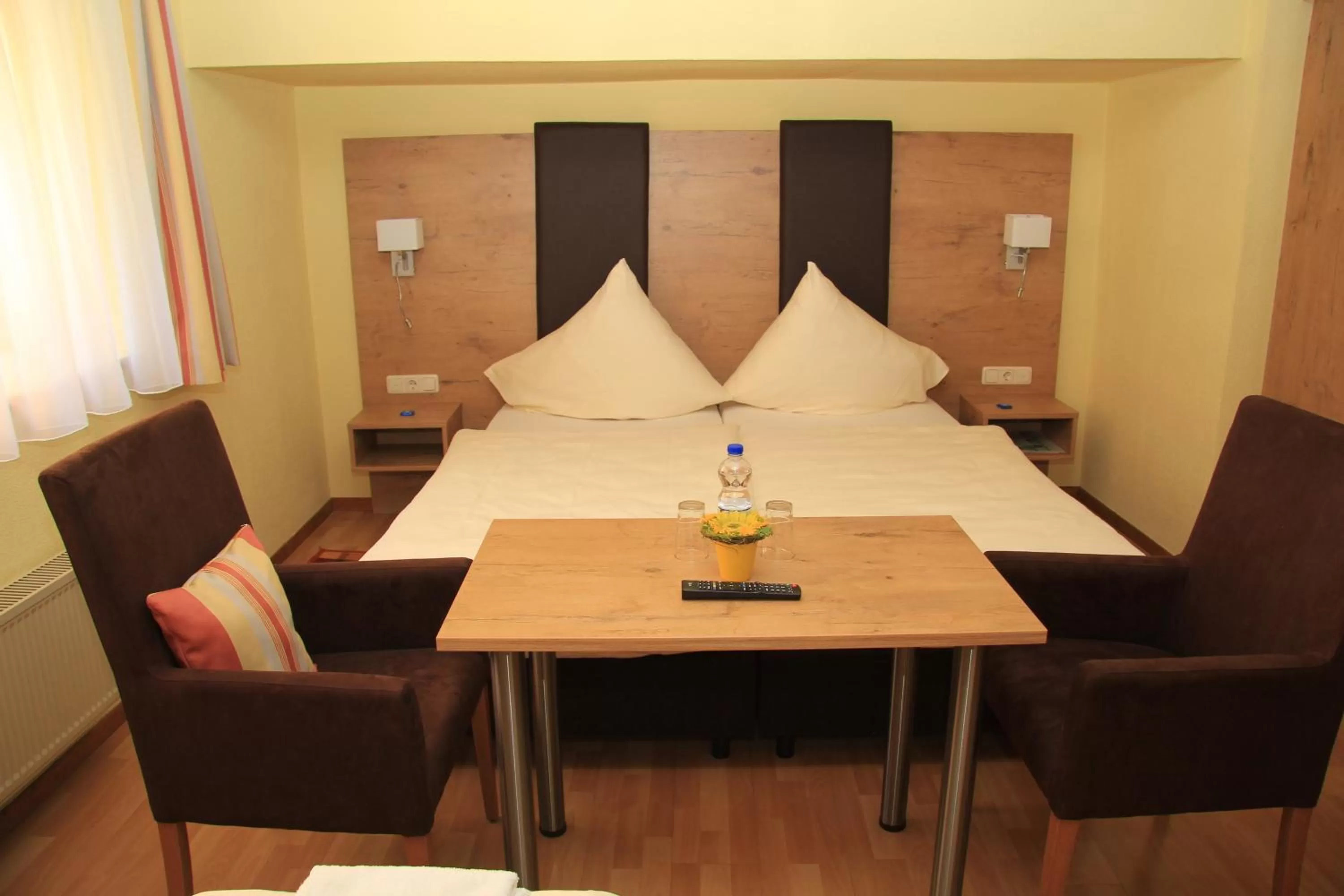 Bed in Waldhotel Albachmühle mit Albacher Stuben