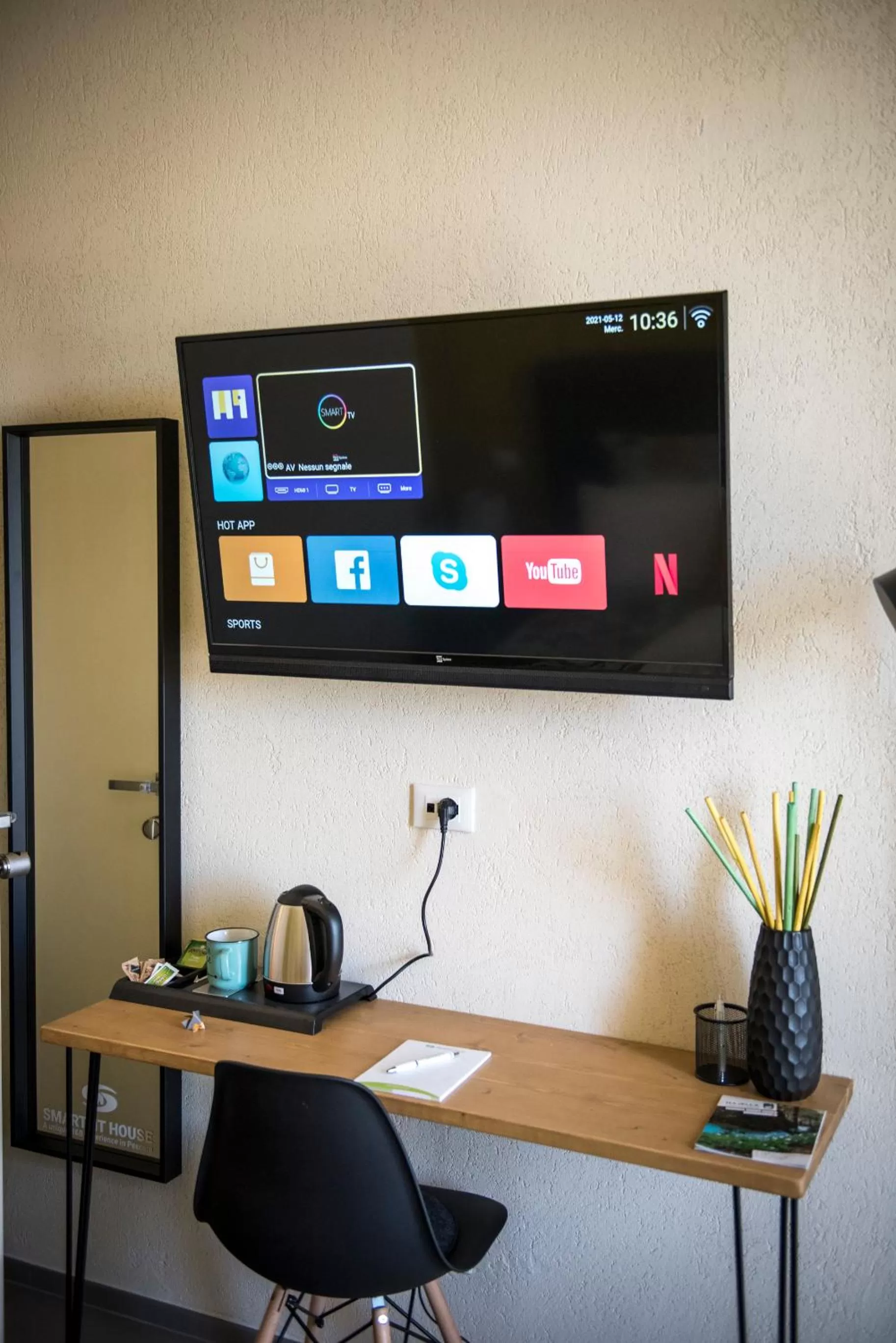 TV and multimedia in B&B SMARTFIT HOUSE - Room & Relax in Pescara