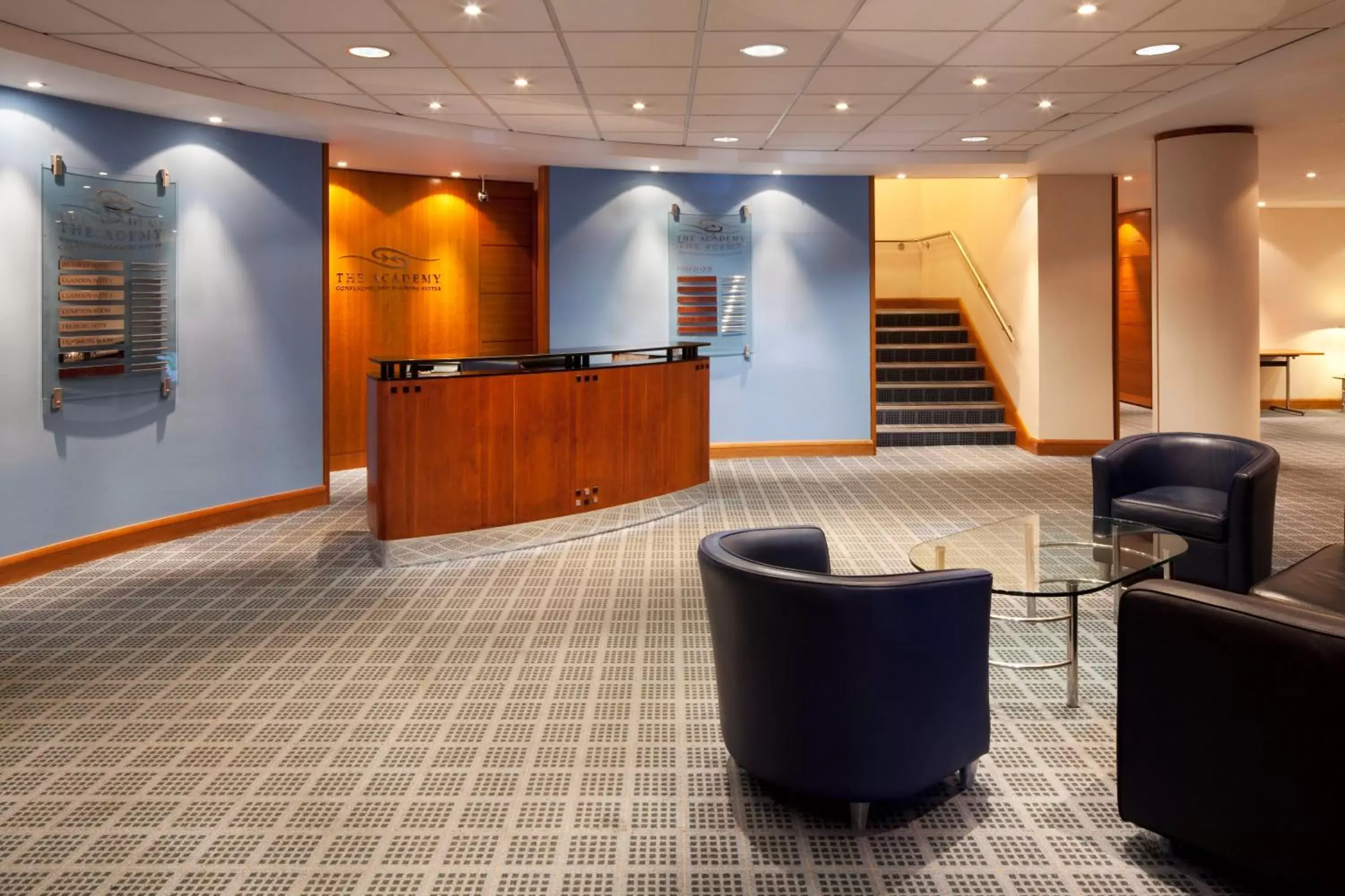 Restaurant/places to eat, Lobby/Reception in Holiday Inn Guildford, an IHG Hotel