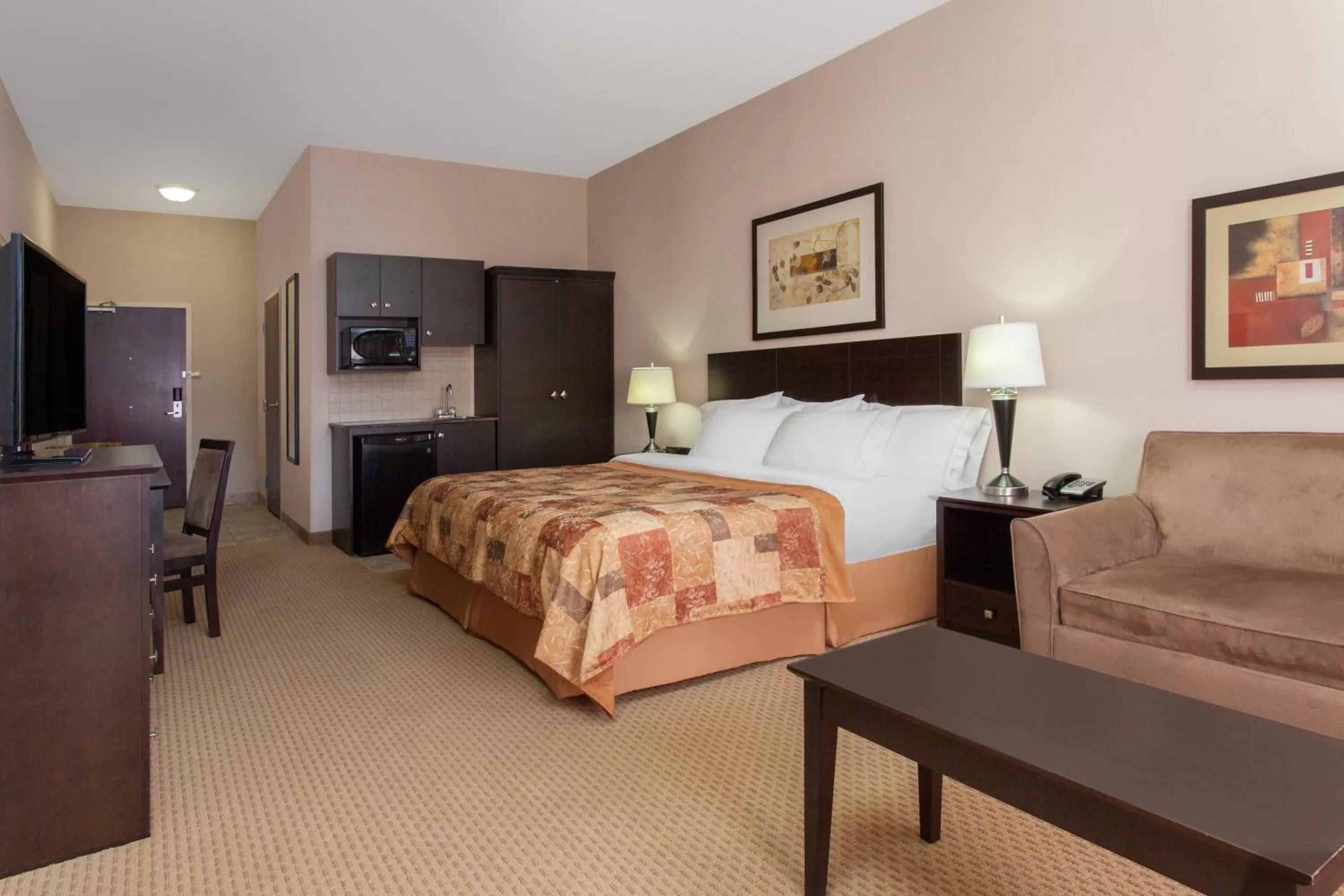 Photo of the whole room, Bed in Ramada by Wyndham Brooks