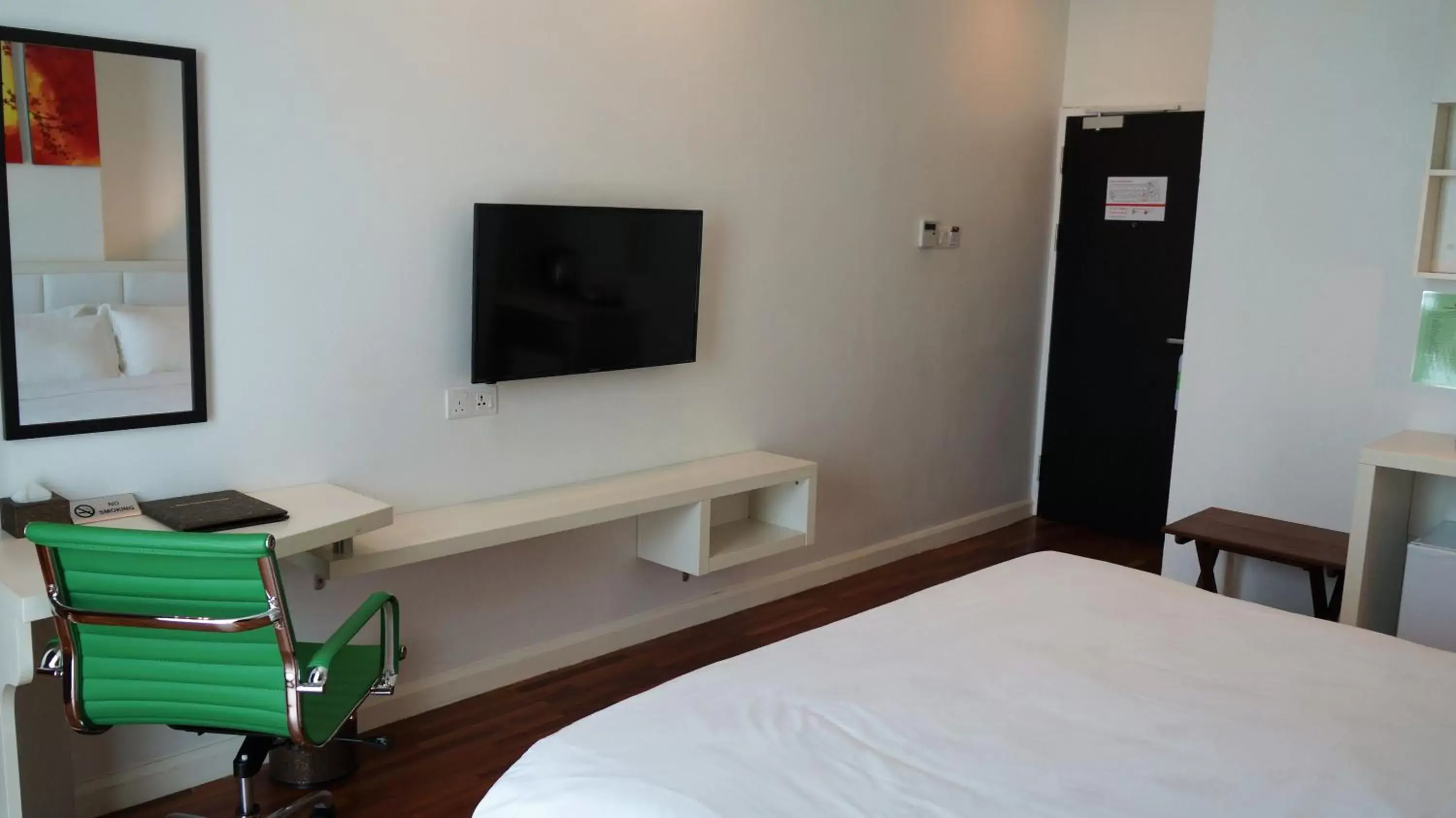 TV and multimedia, Bed in Pine Garden Hotel