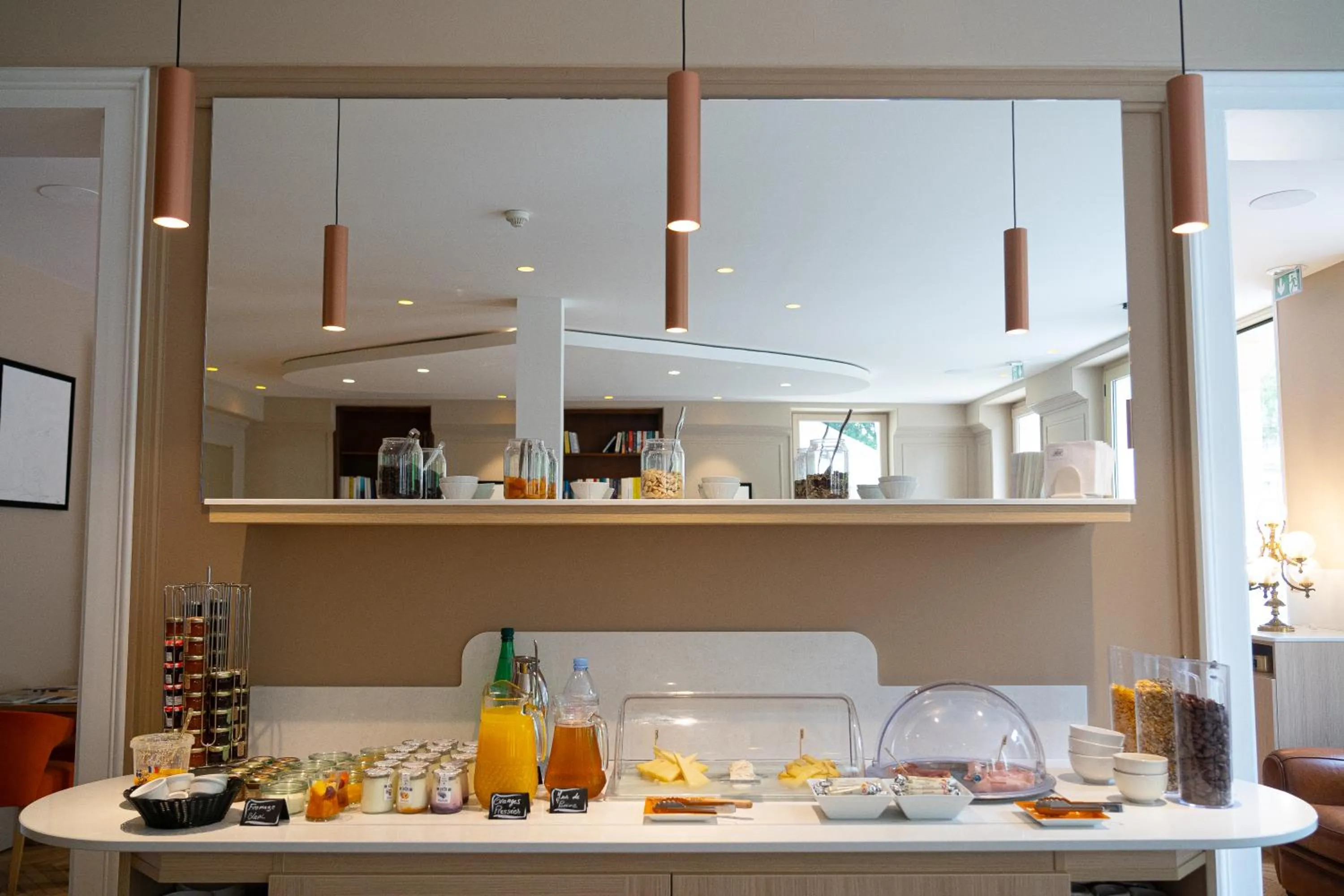 Breakfast in Hôtel The Originals Résidence de Rohan (EX RELAIS DU SILENCE)