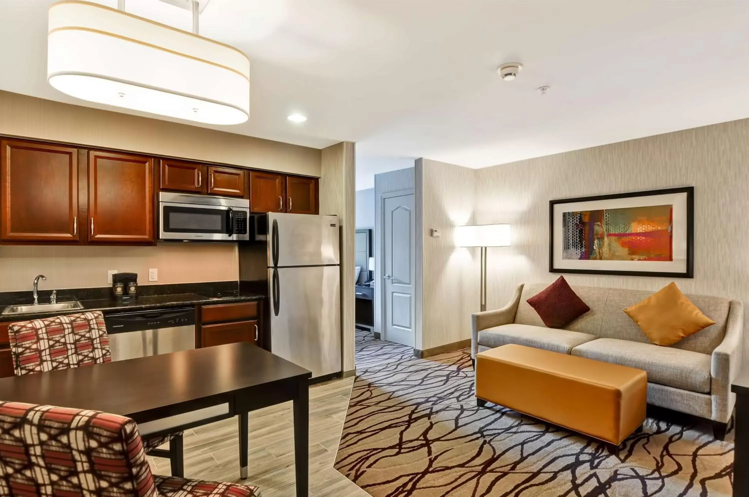 Living room, Kitchen/Kitchenette in Homewood Suites by Hilton Boston Cambridge-Arlington, MA