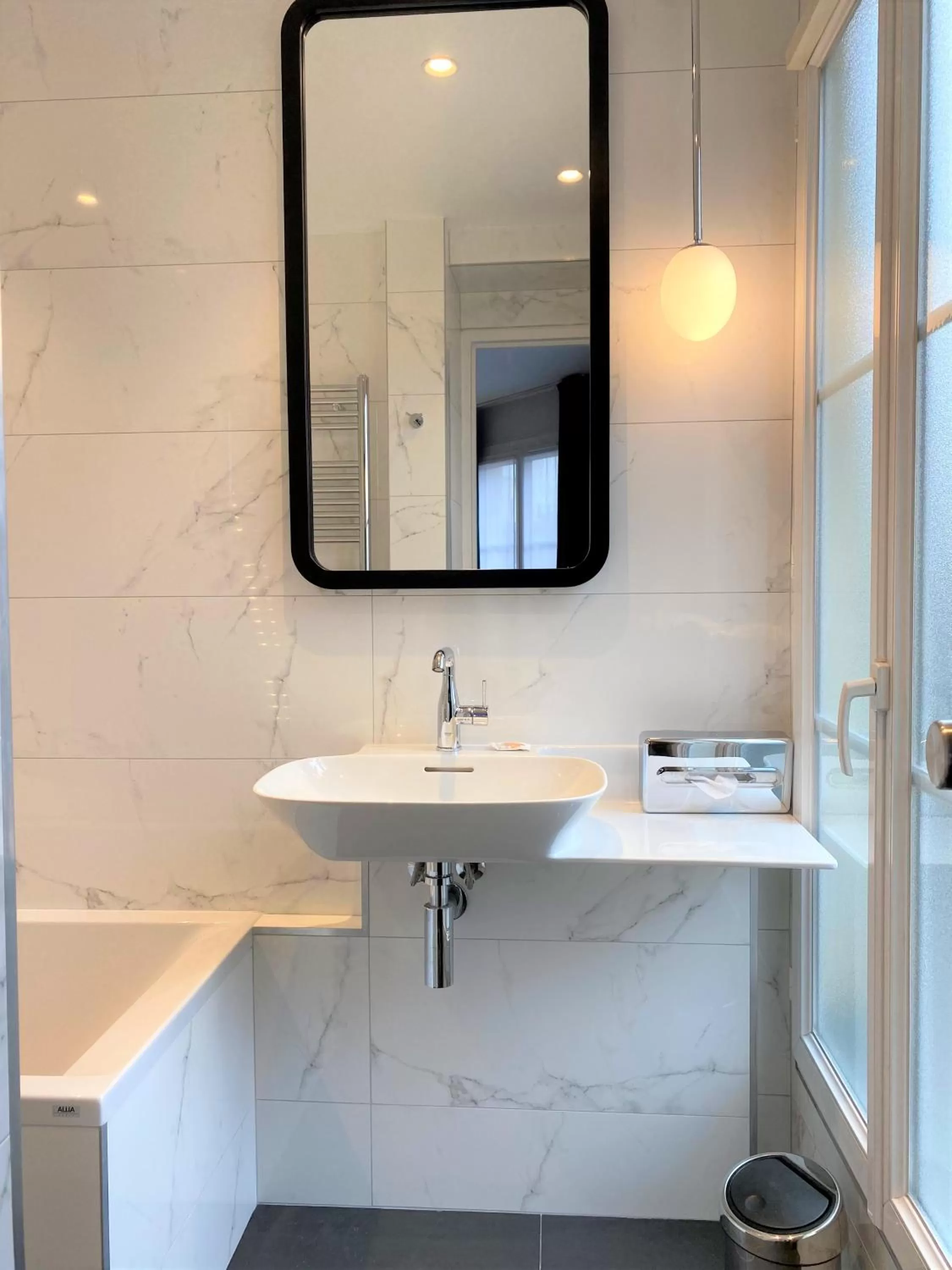 Bathroom in Hôtel Edouard 6 by Malone