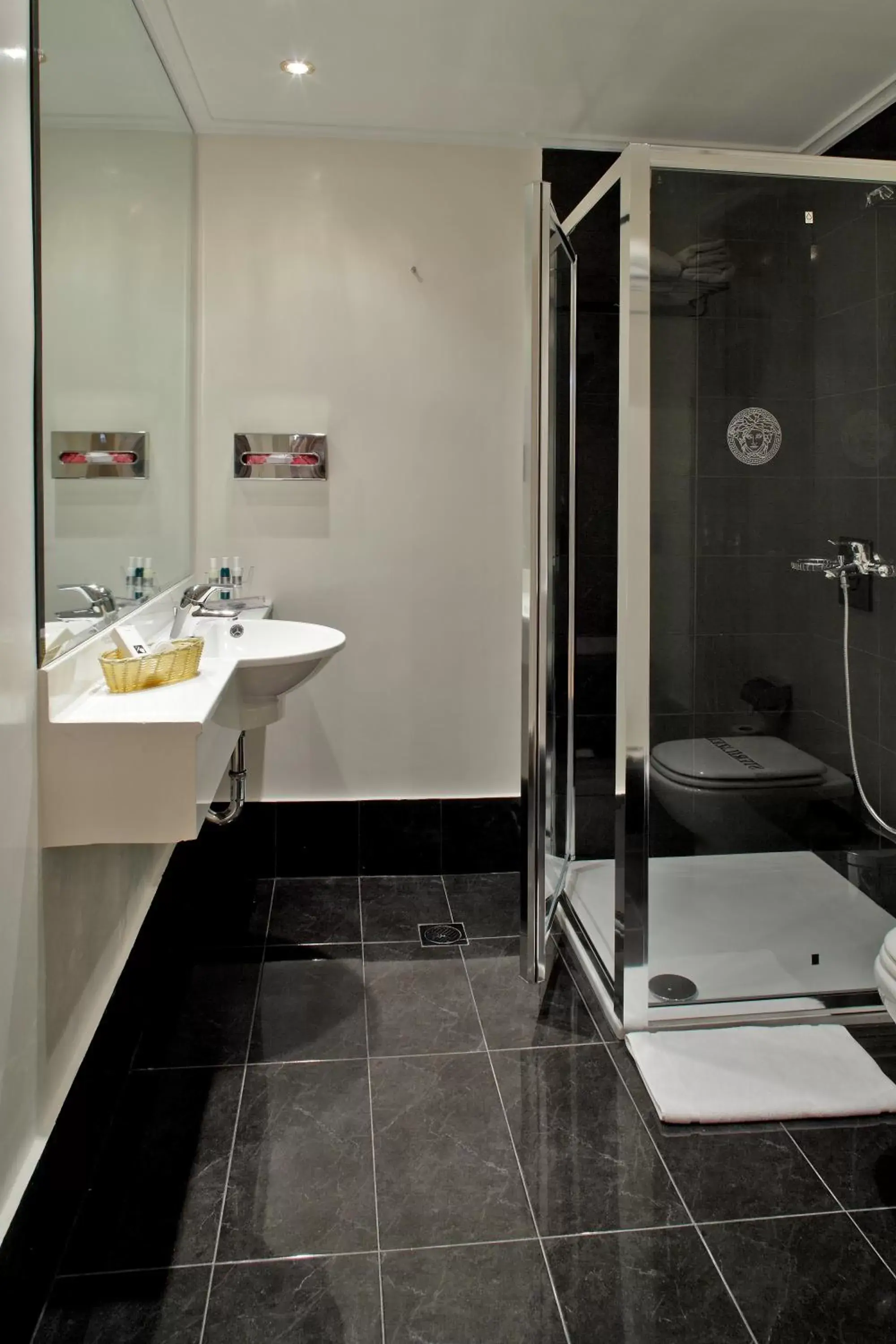 Bathroom in Piraeus Theoxenia Hotel