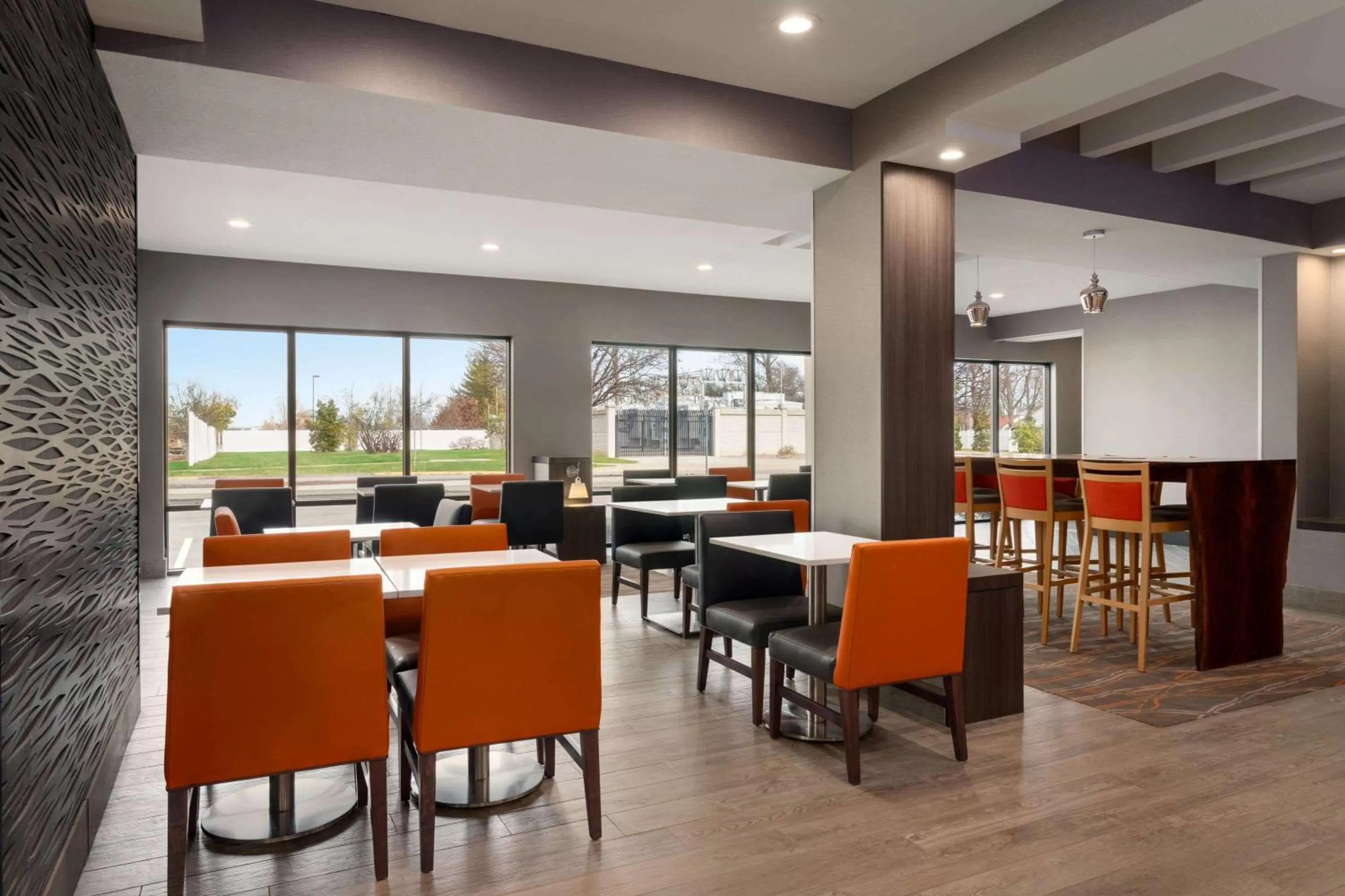 Restaurant/places to eat in La Quinta Inn & Suites by Wyndham St Louis Route 66