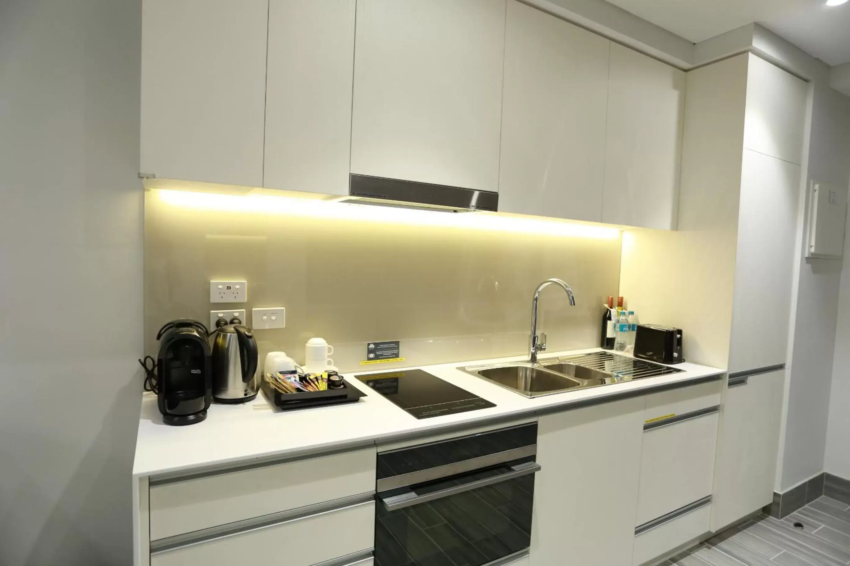 Coffee/tea facilities, Kitchen/Kitchenette in The Branksome Hotel & Residences