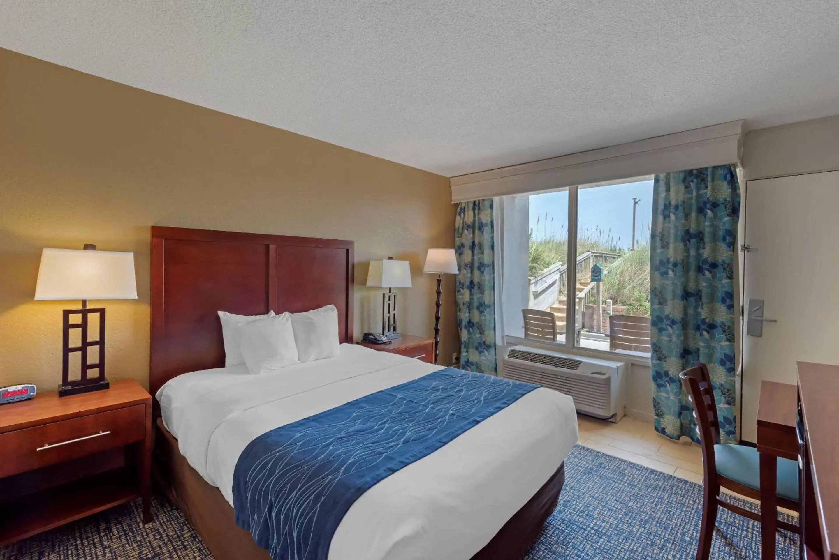 Photo of the whole room, Bed in Comfort Inn on the Ocean