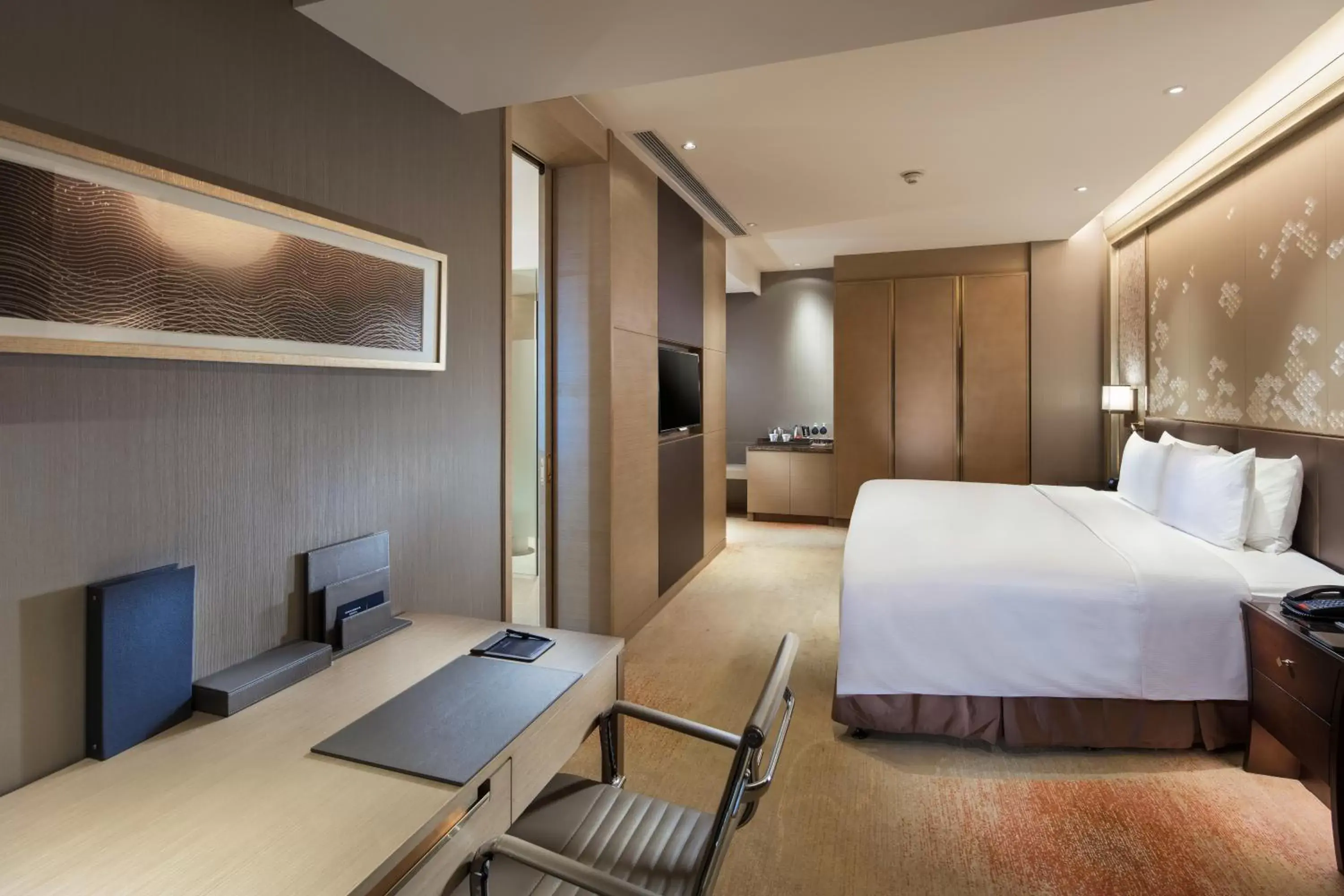 Photo of the whole room, Bed in Hilton Yantai