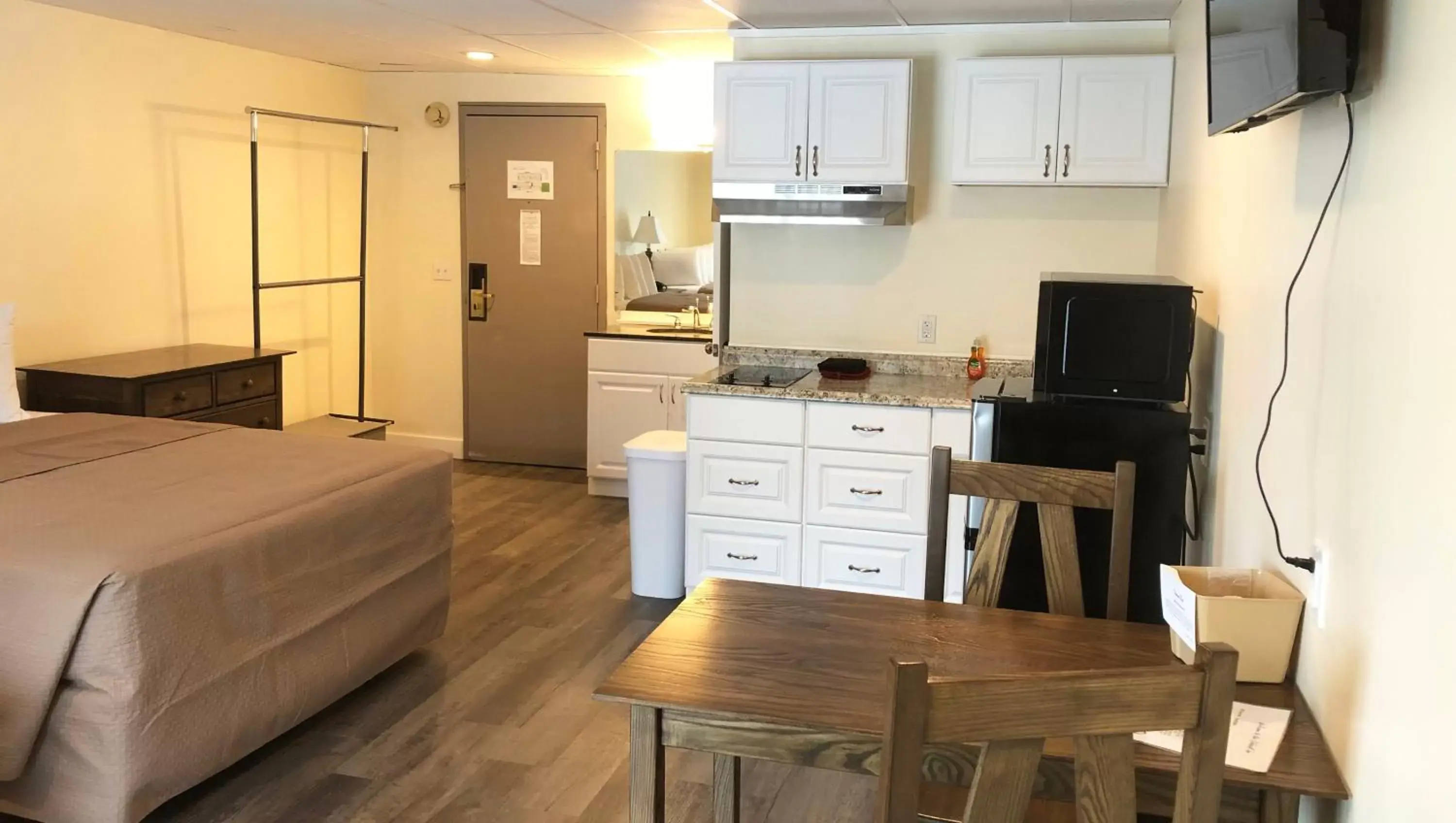 Bedroom, Kitchen/Kitchenette in Colonial Inn Ellsworth