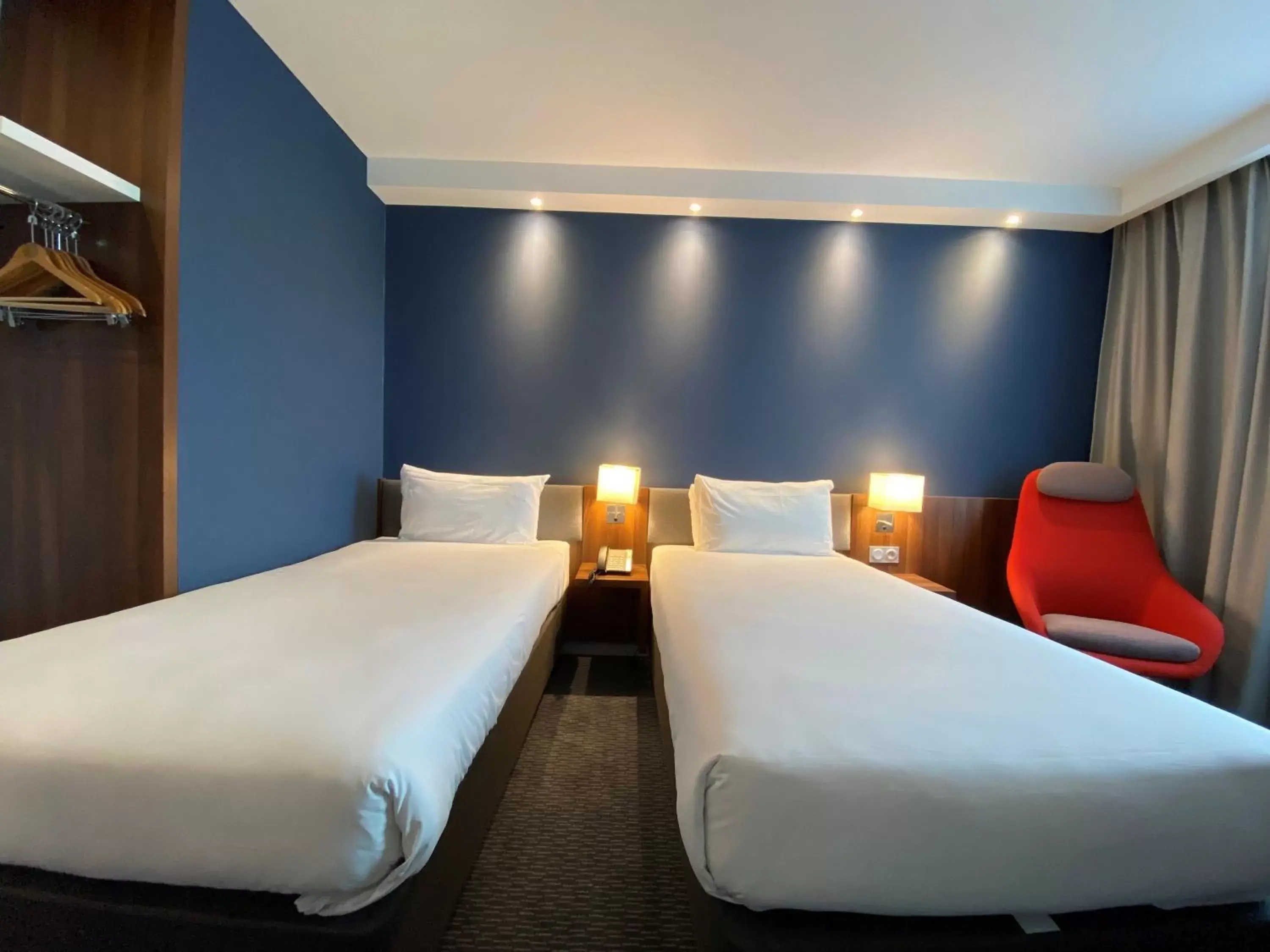 Photo of the whole room, Bed in Holiday Inn Express Dijon, an IHG Hotel