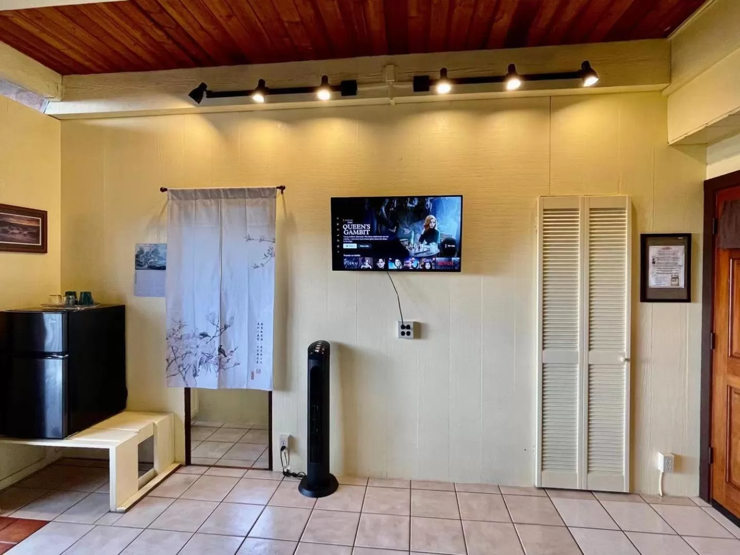 TV and multimedia, TV/Entertainment Center in Coffee Garden