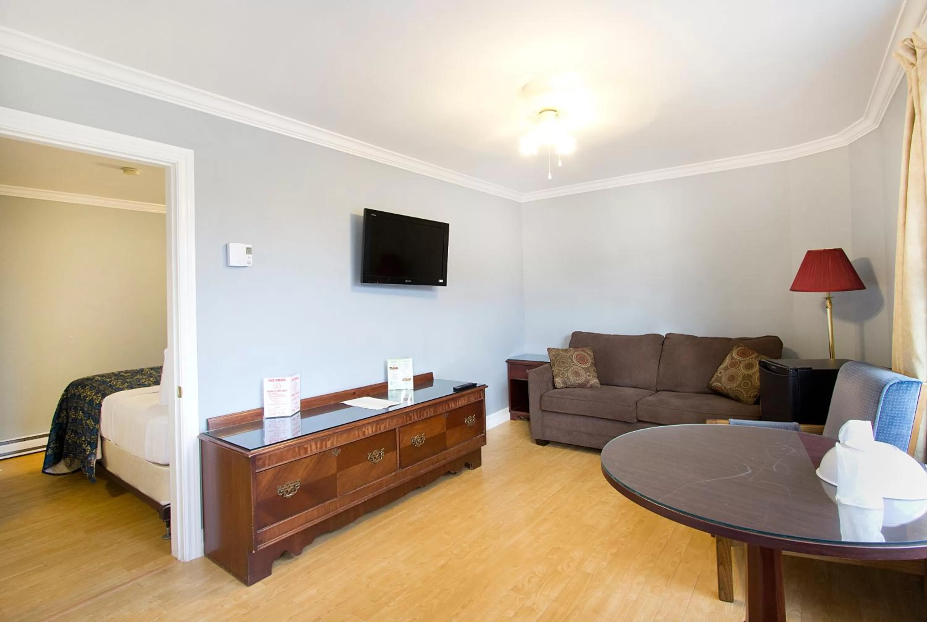 Living room, Bed in Homeward Inns of Canada