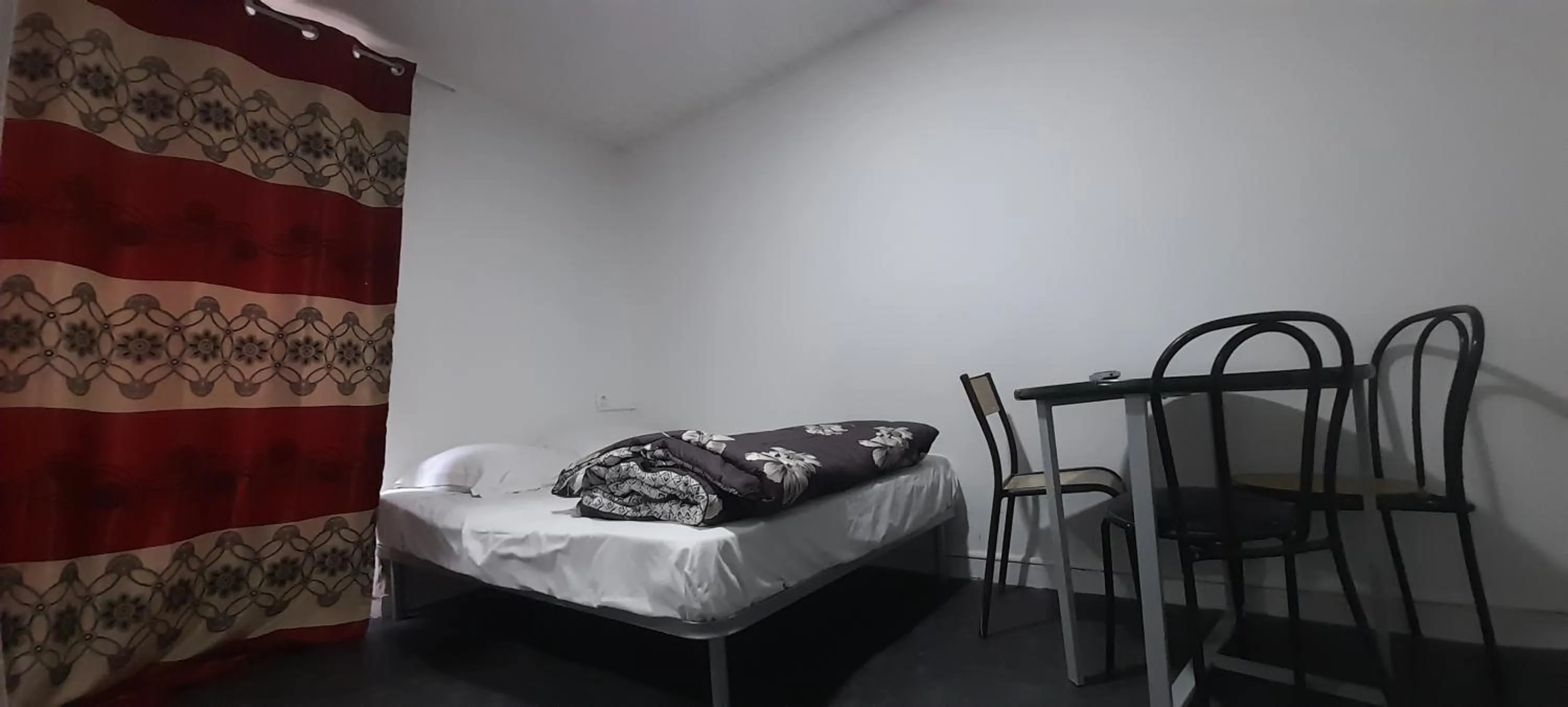 Photo of the whole room, Bed in Hôtel des Andelys