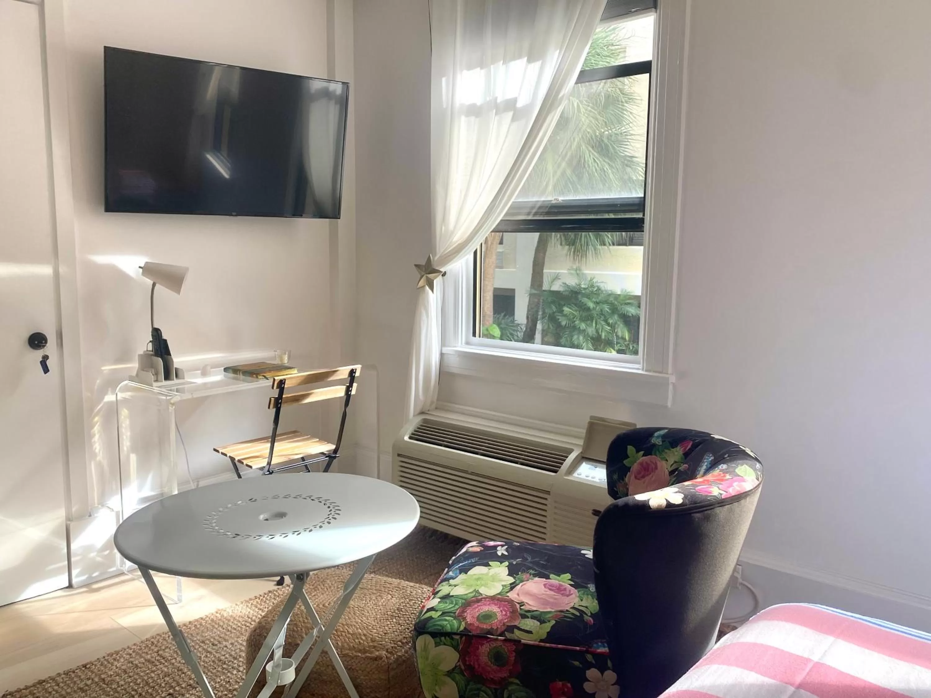 TV and multimedia in Tropicals of Palm Beach