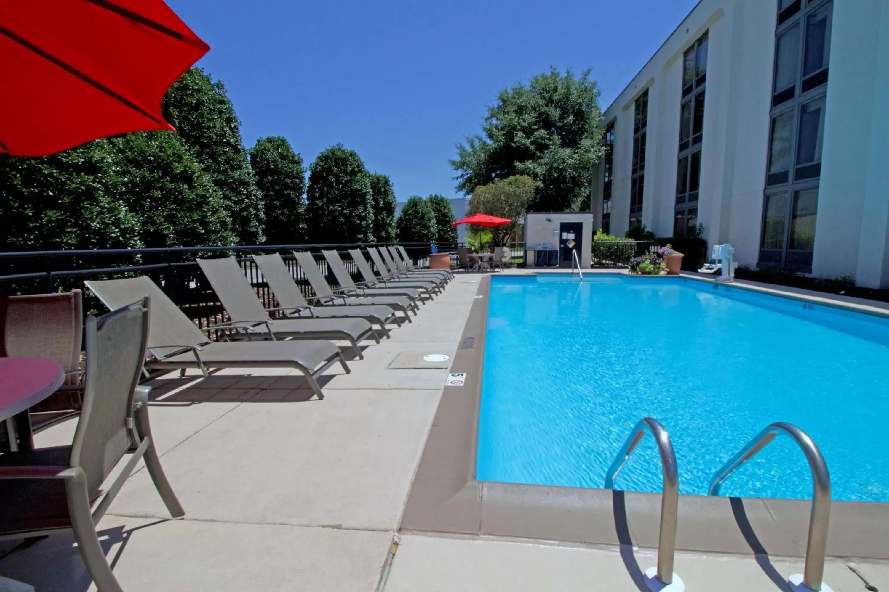 Swimming Pool in Hampton Inn Norfolk/Chesapeake - Greenbrier Area