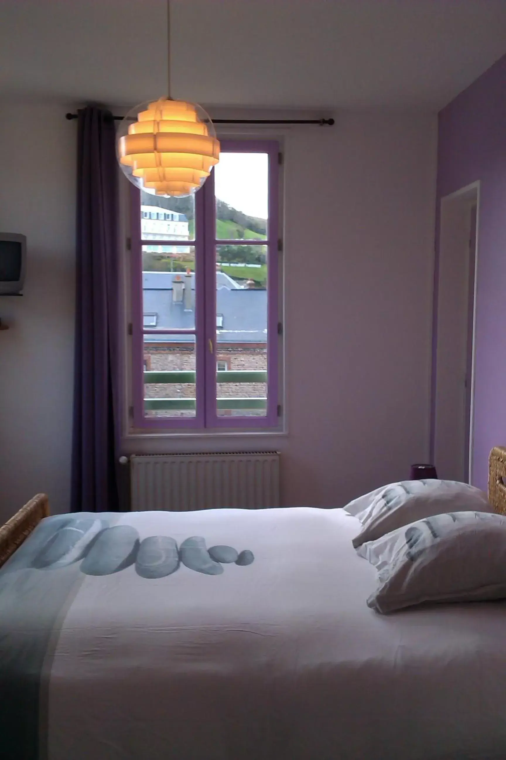 Photo of the whole room, Bed in Les Galets Bleus