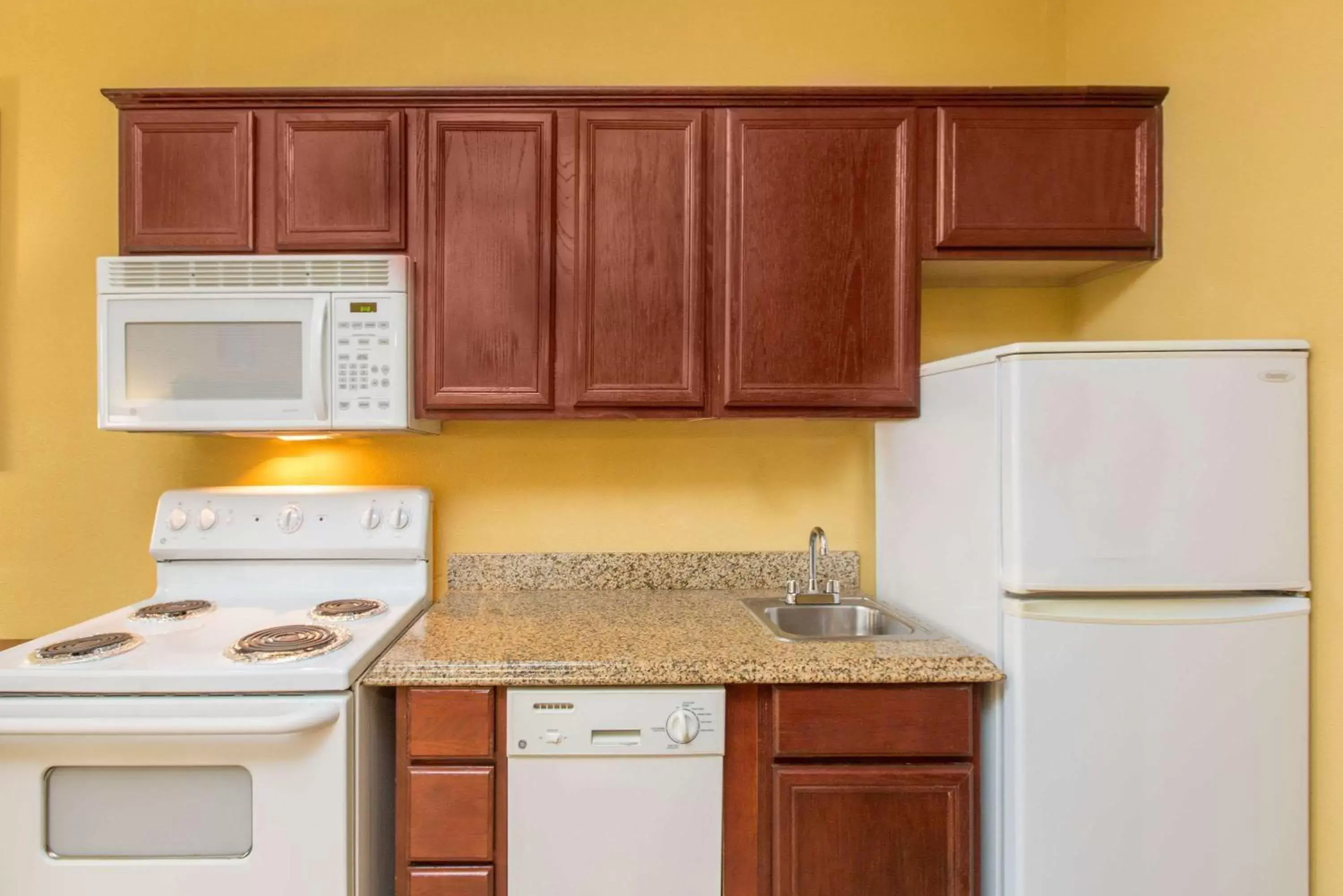 Photo of the whole room, Kitchen/Kitchenette in Hawthorn Suites by Wyndham Corpus Christi/Padre Isle