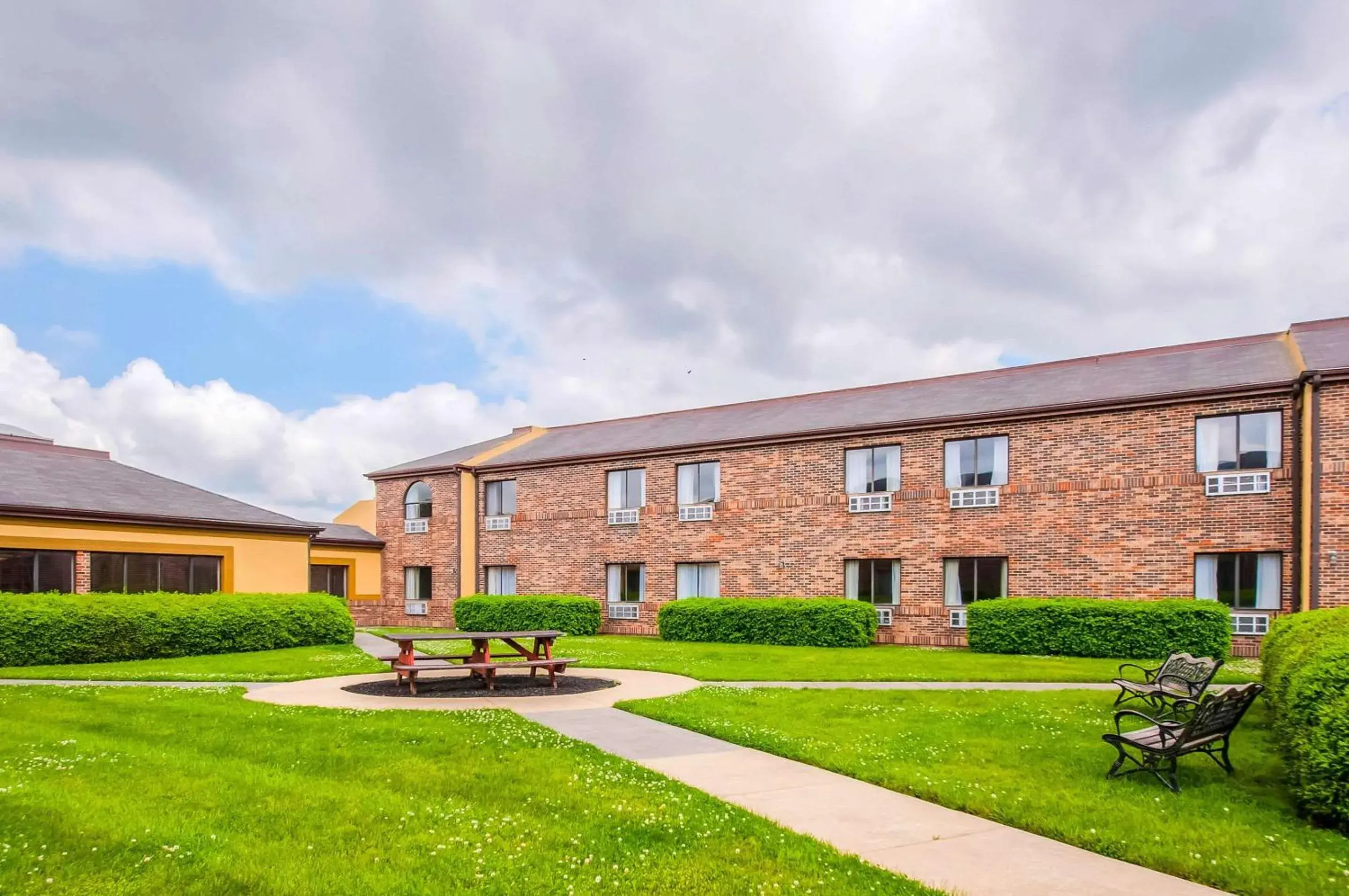 Property building in Quality Inn Property building in Quality Inn