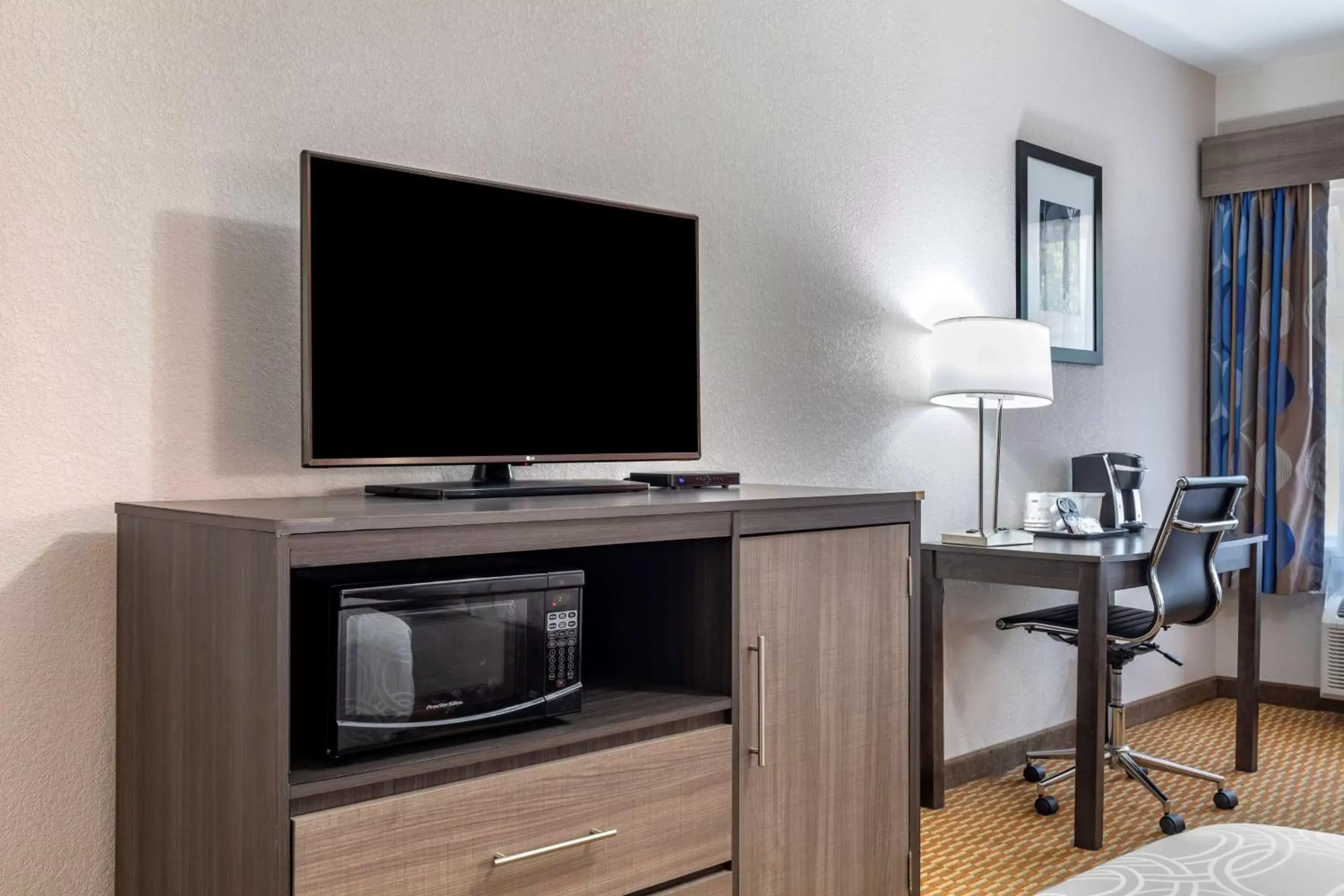 Bedroom, TV/Entertainment Center in Best Western Palo Duro Canyon Inn & Suites