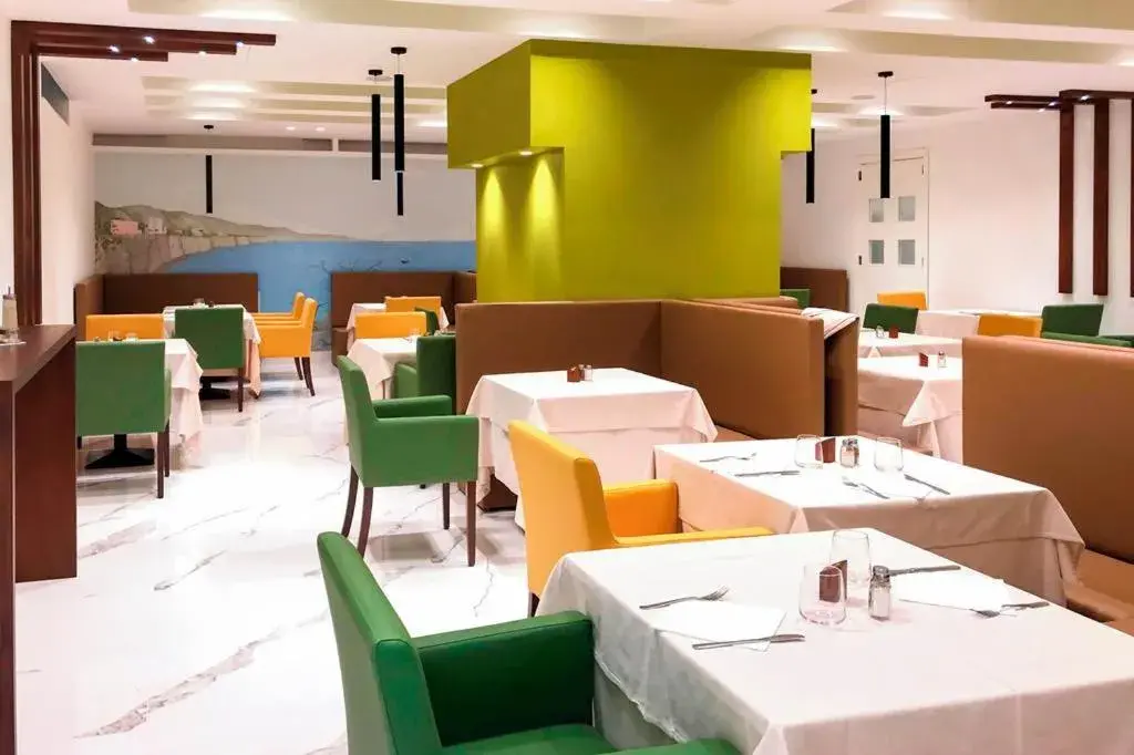 Restaurant/Places to Eat in Hotel Club