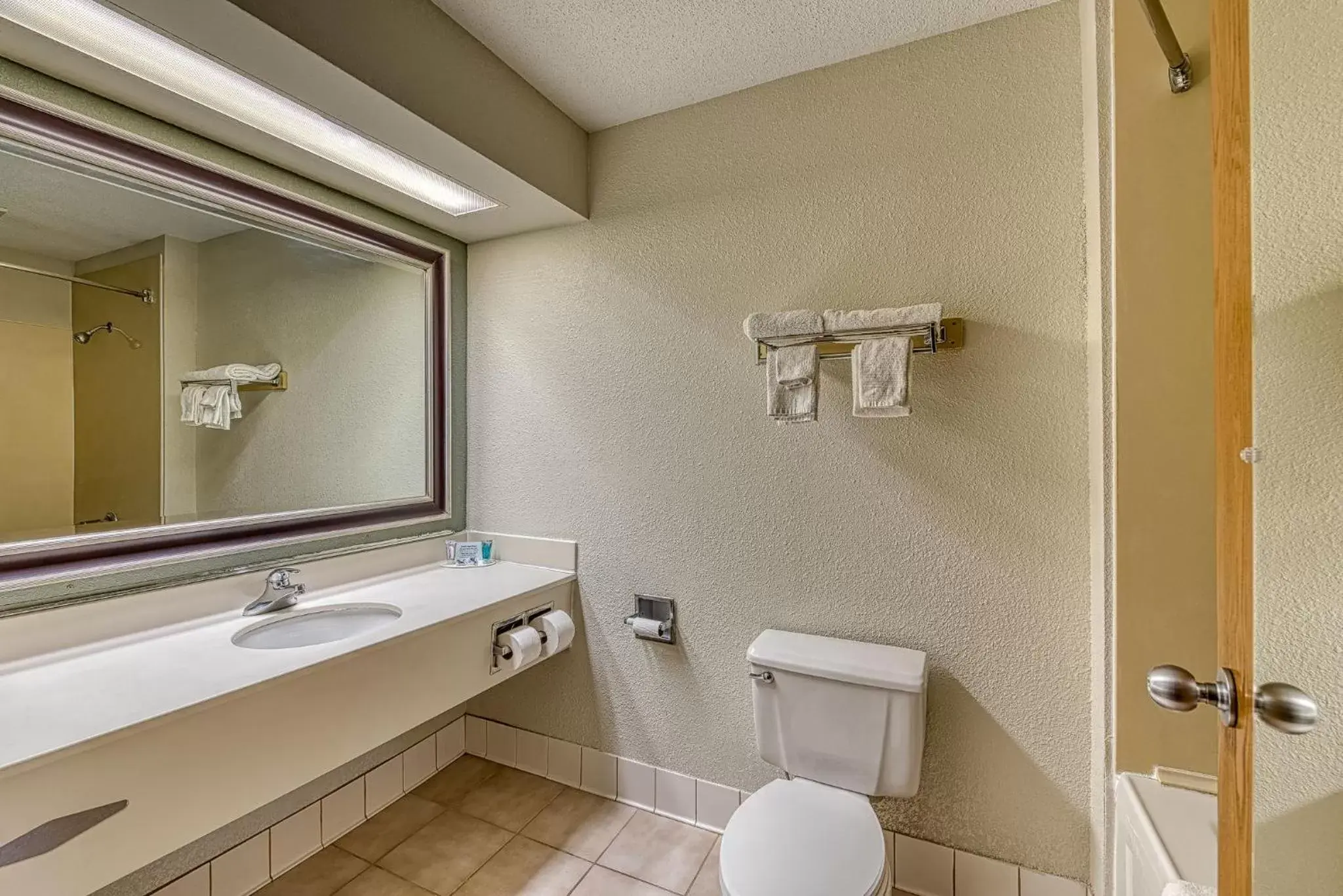 Bathroom in American Inn & suites