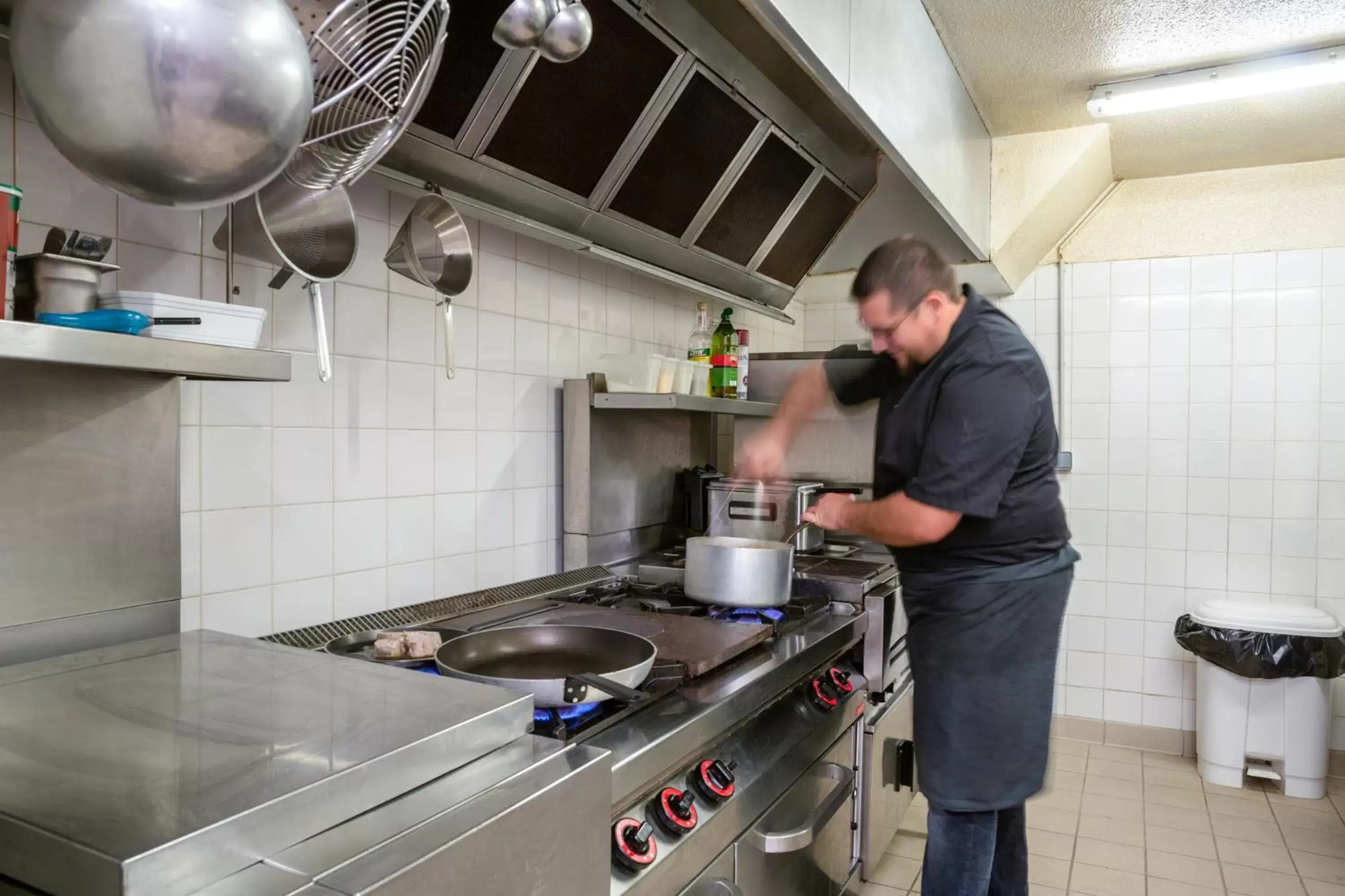 Restaurant/places to eat, Kitchen/Kitchenette in The Originals City, Tabl'Hôtel, Amiens