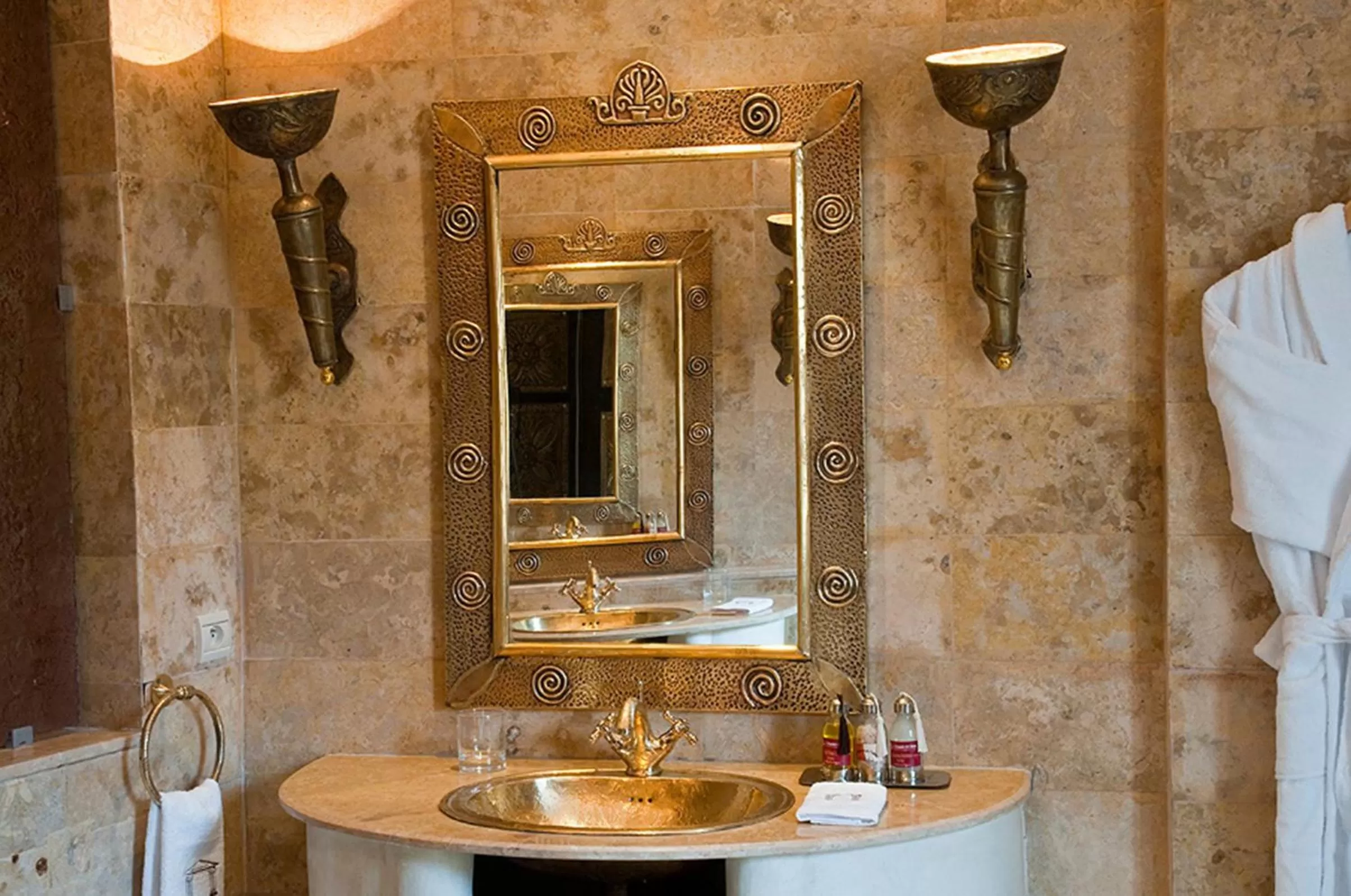Bathroom in Le Temple Des Arts