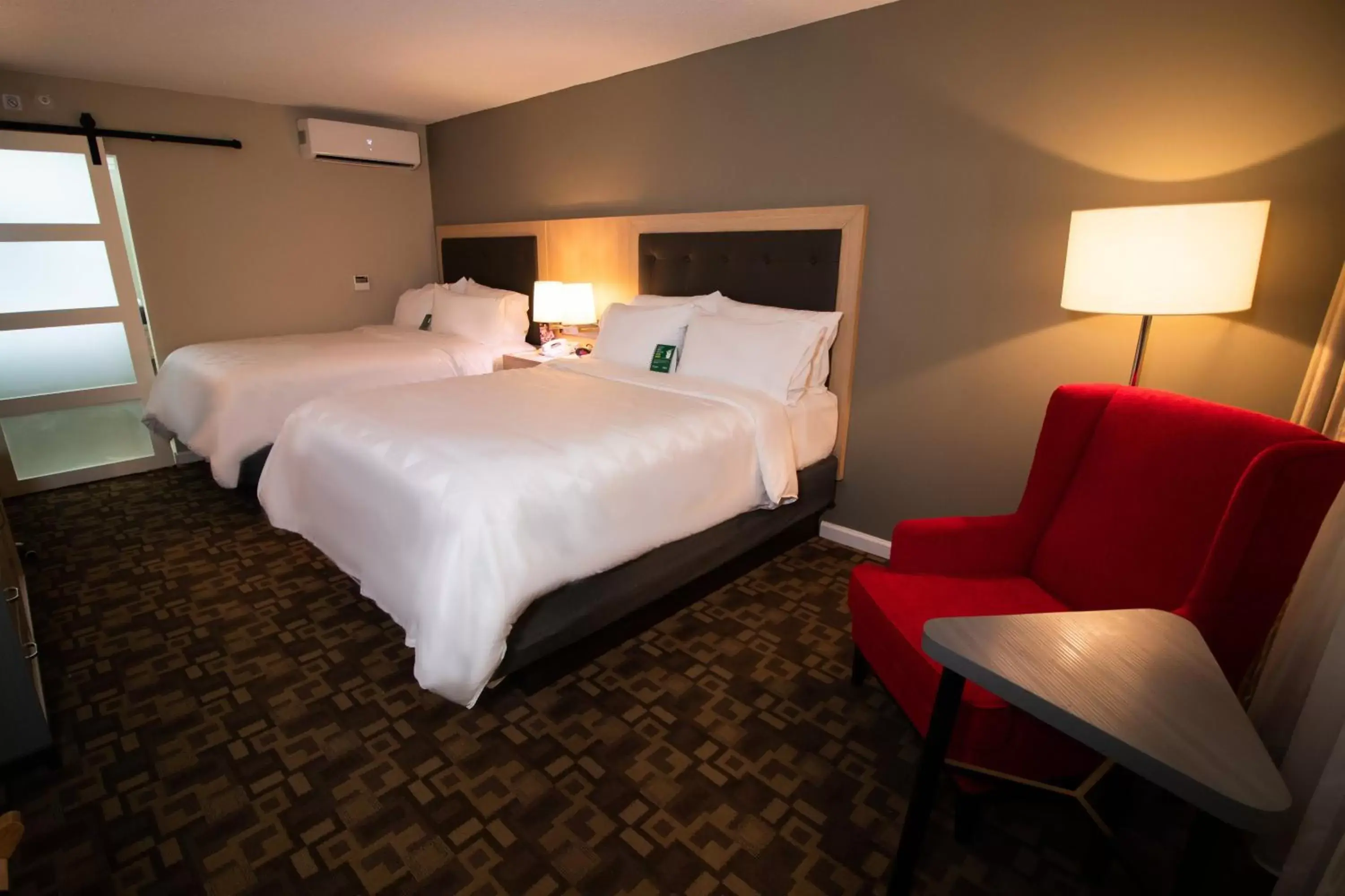 Photo of the whole room, Bed in Holiday Inn Scranton East - Dunmore, an IHG Hotel