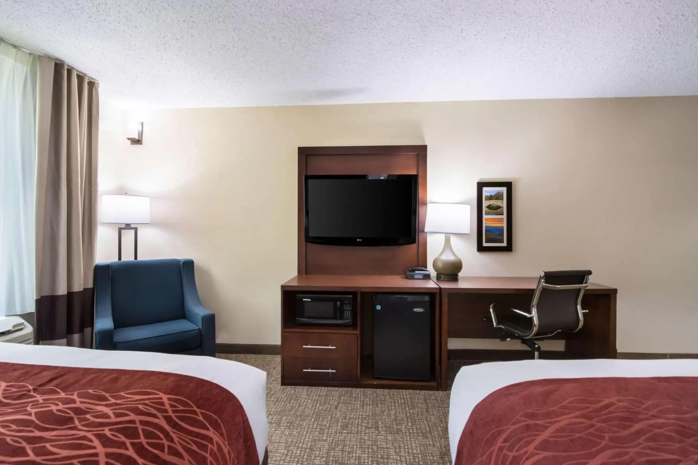 Photo of the whole room, TV/Entertainment Center in Comfort Inn Kings Mountain