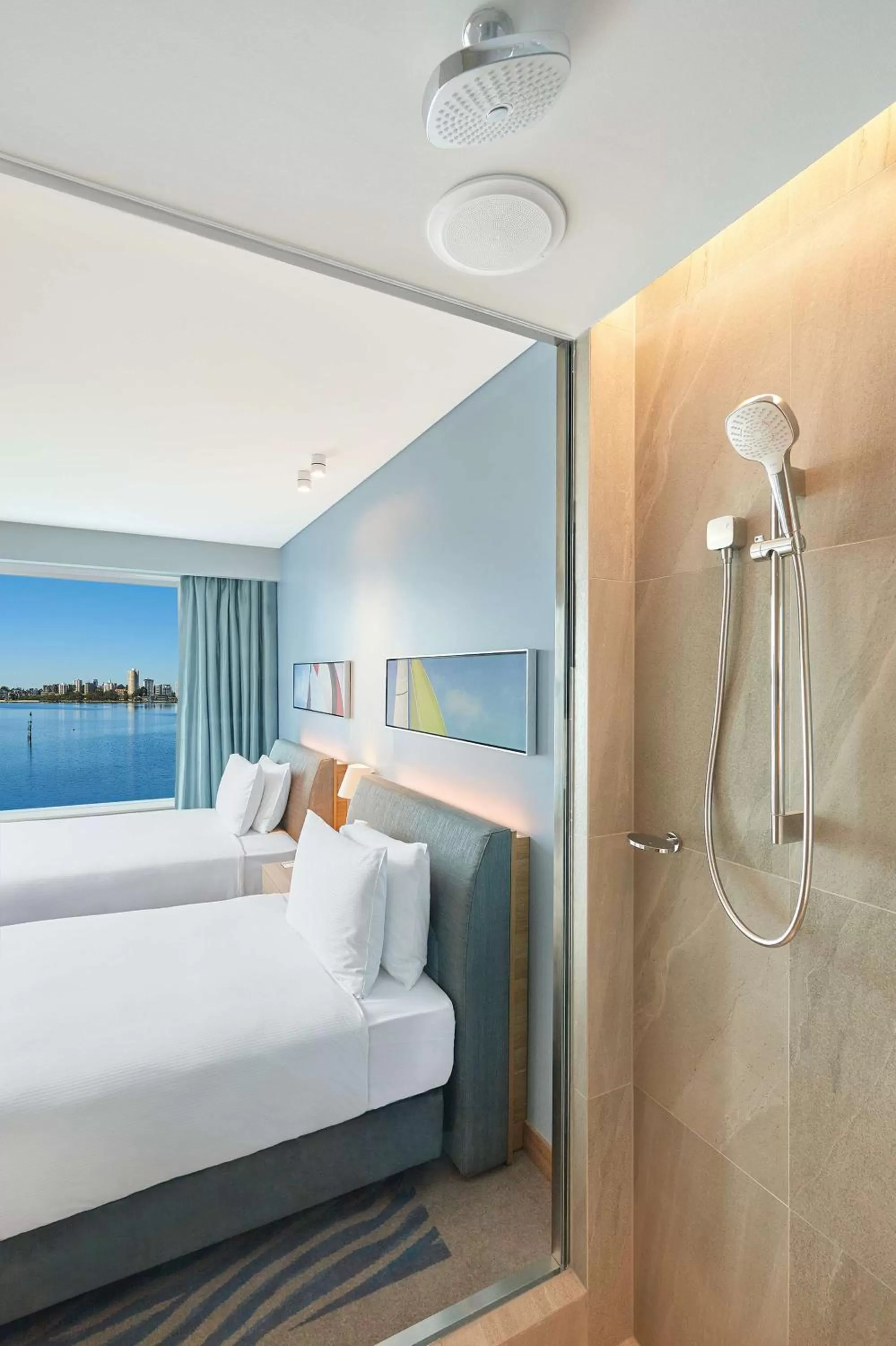 Bathroom, Bed in Doubletree By Hilton Perth Waterfront