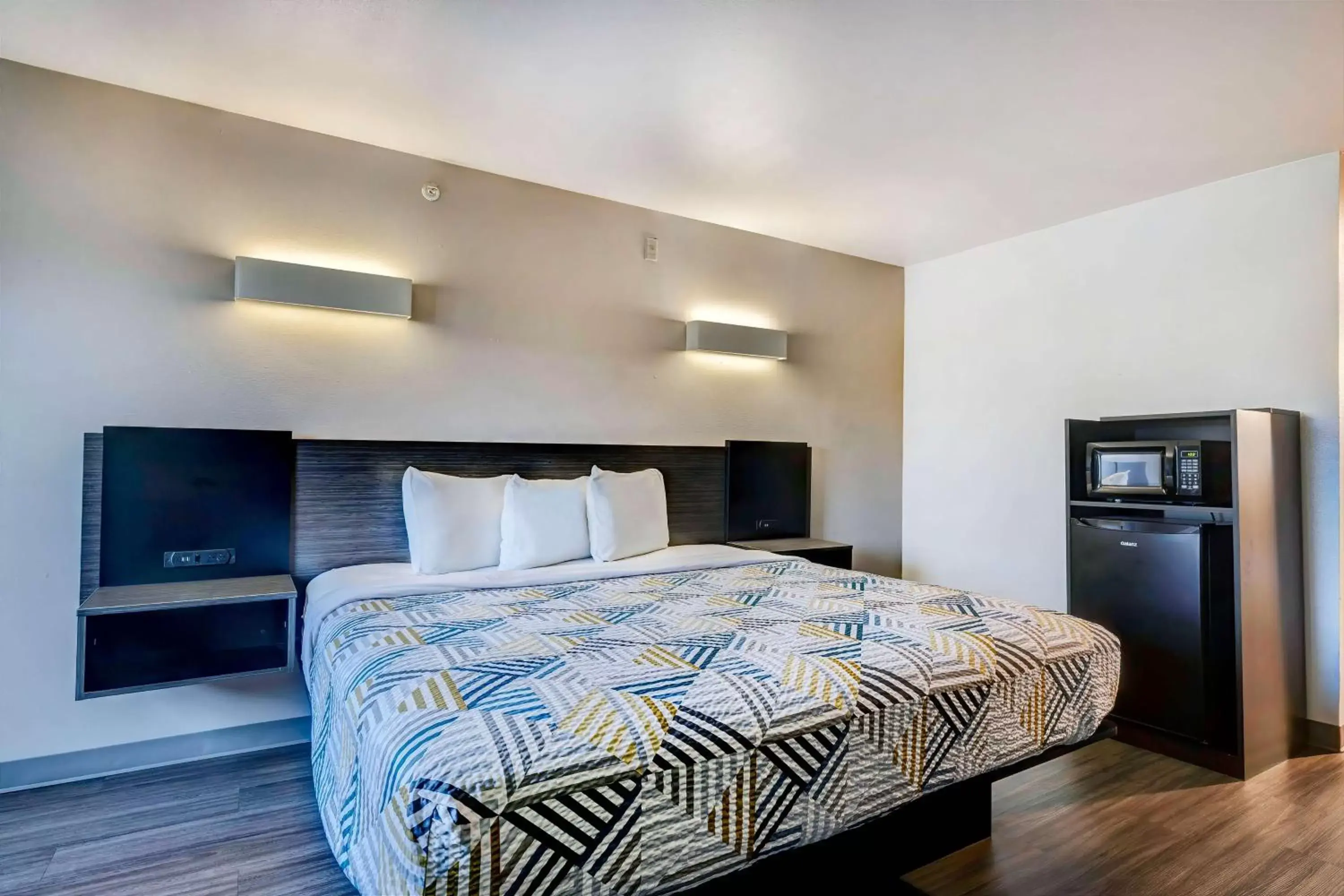 Bedroom, Bed in Motel 6-Mesquite, TX - Balch Springs Bedroom, Bed in Motel 6-Mesquite, TX - Balch Springs