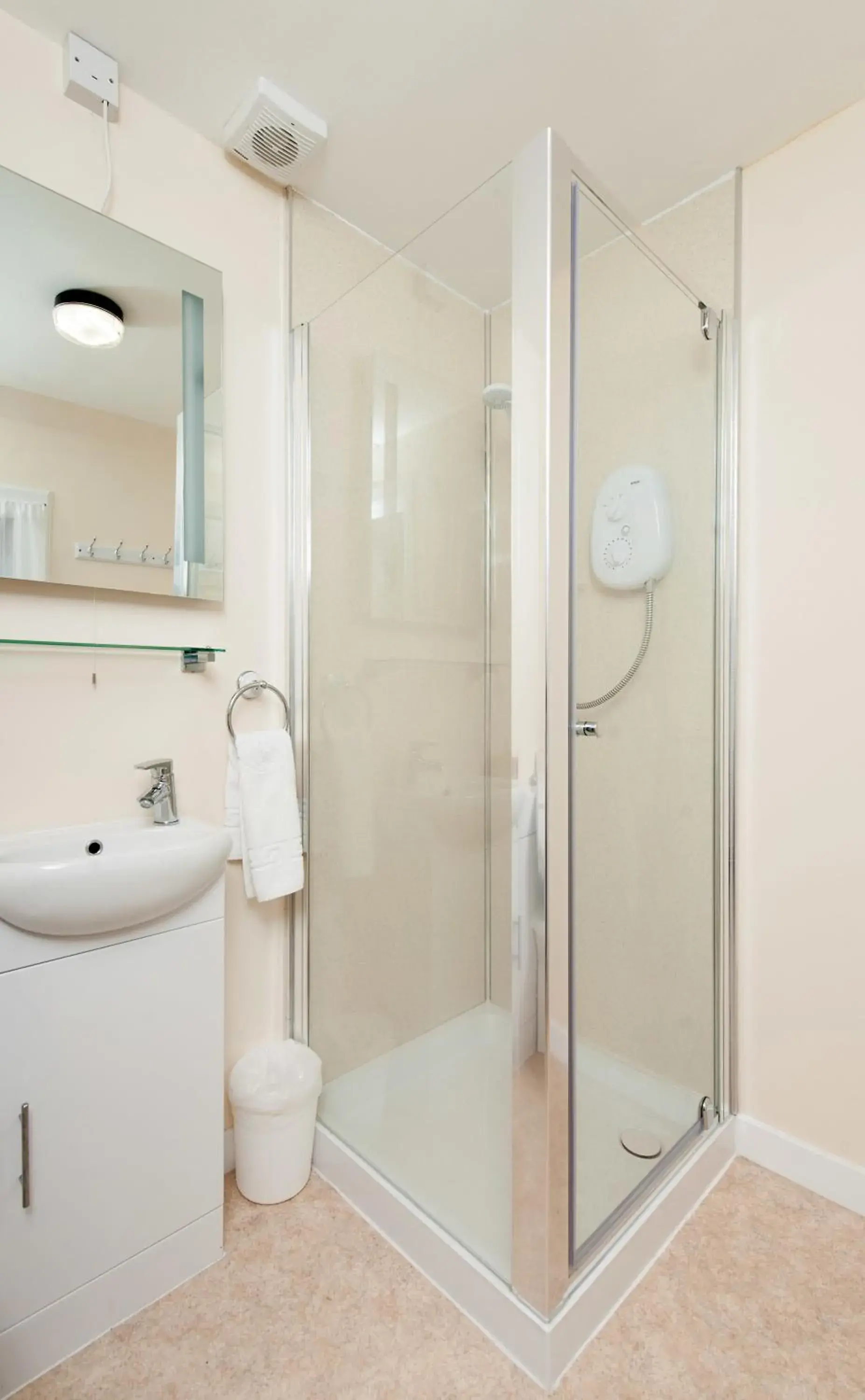 Shower, Bathroom in Callander Hostel