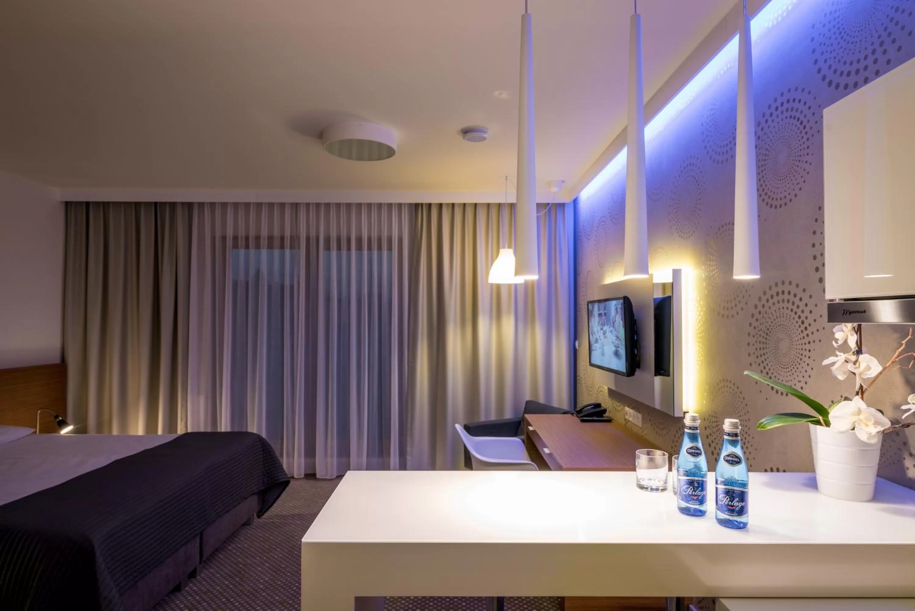 Photo of the whole room, Bed in Invite