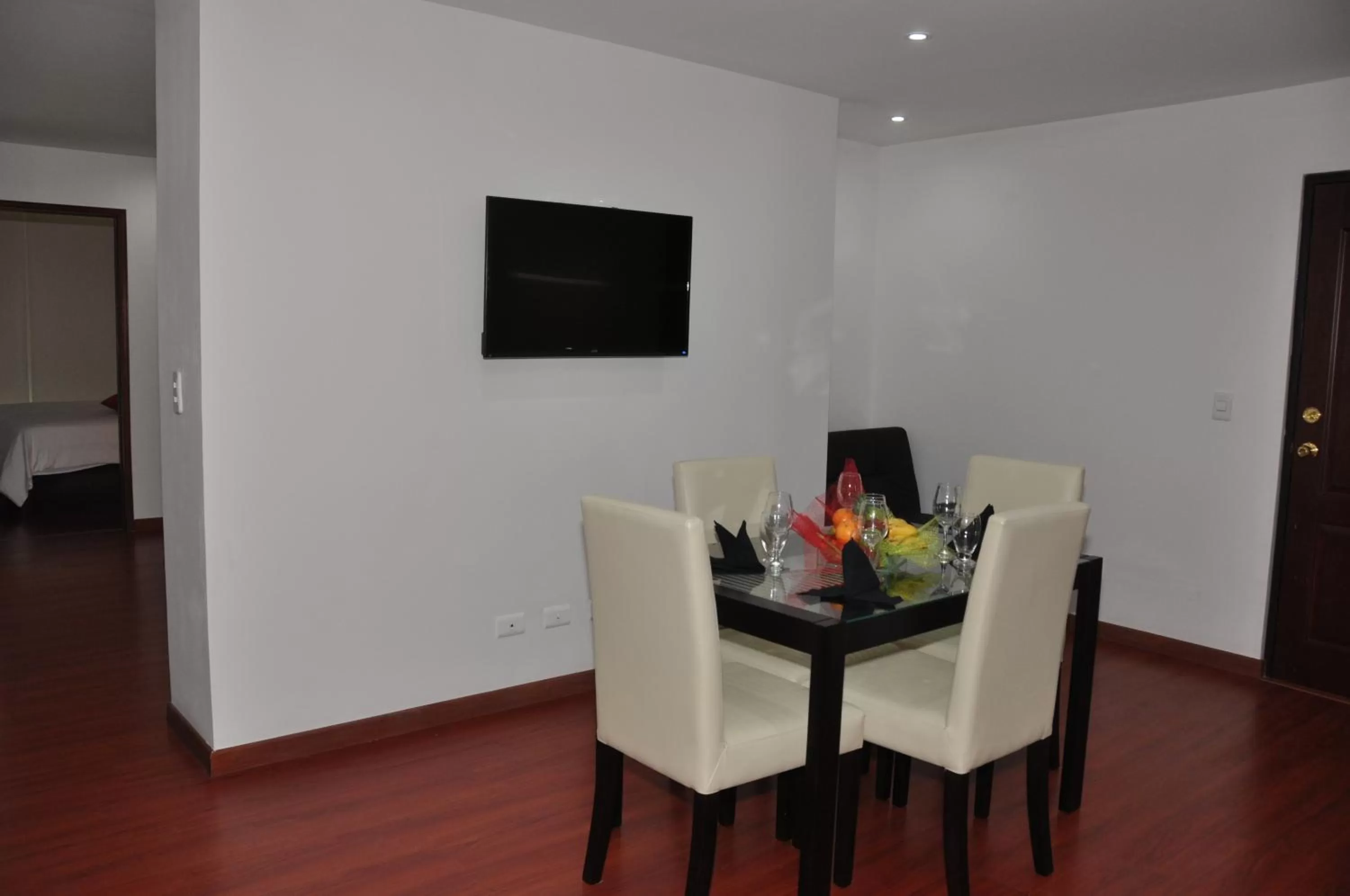 Photo of the whole room in Apartamentos Plaza Modelia