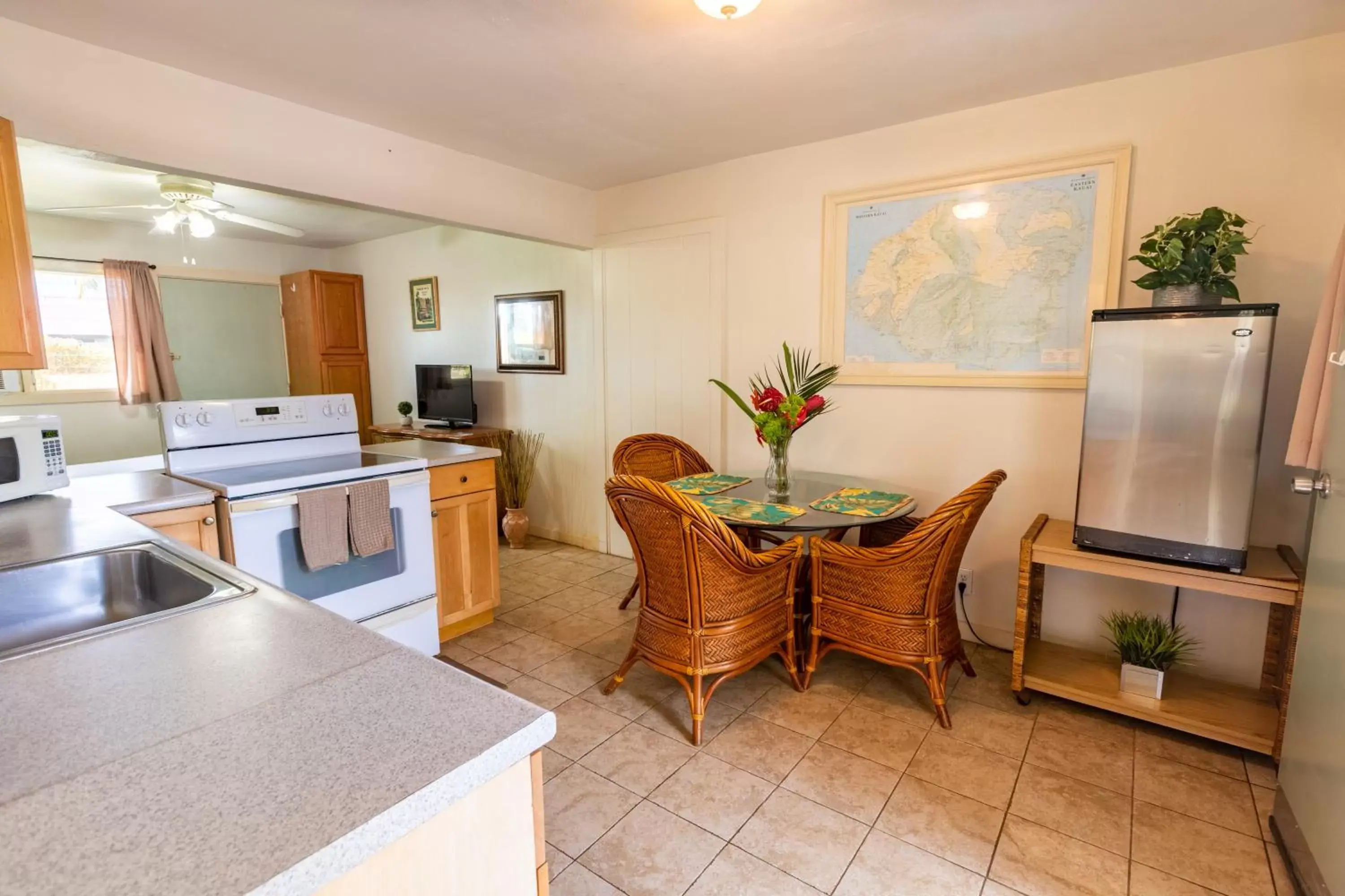 Kitchen/Kitchenette in Kauai Palms Hotel