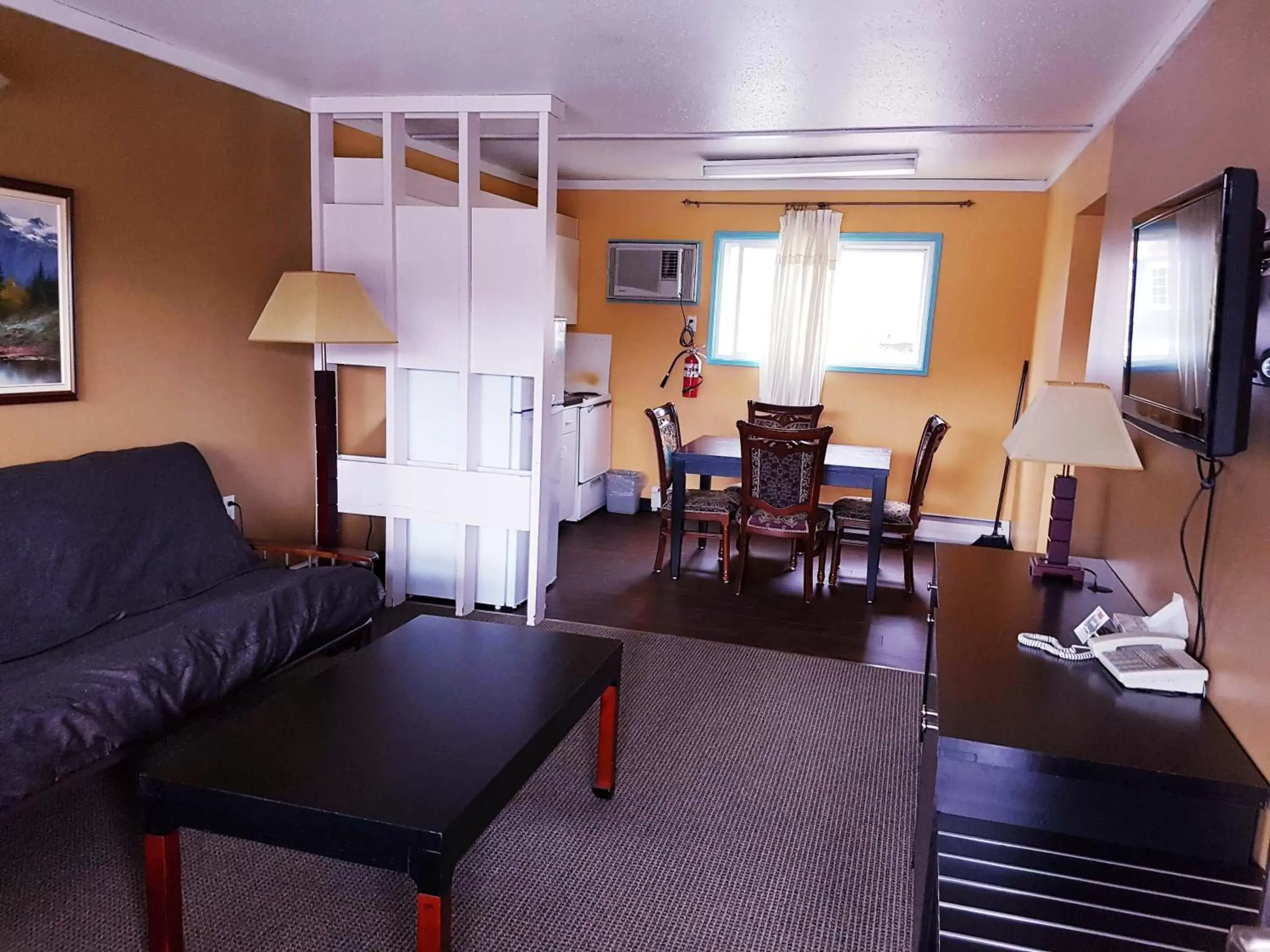 Living room, Seating Area in Alpine Inn & Suites