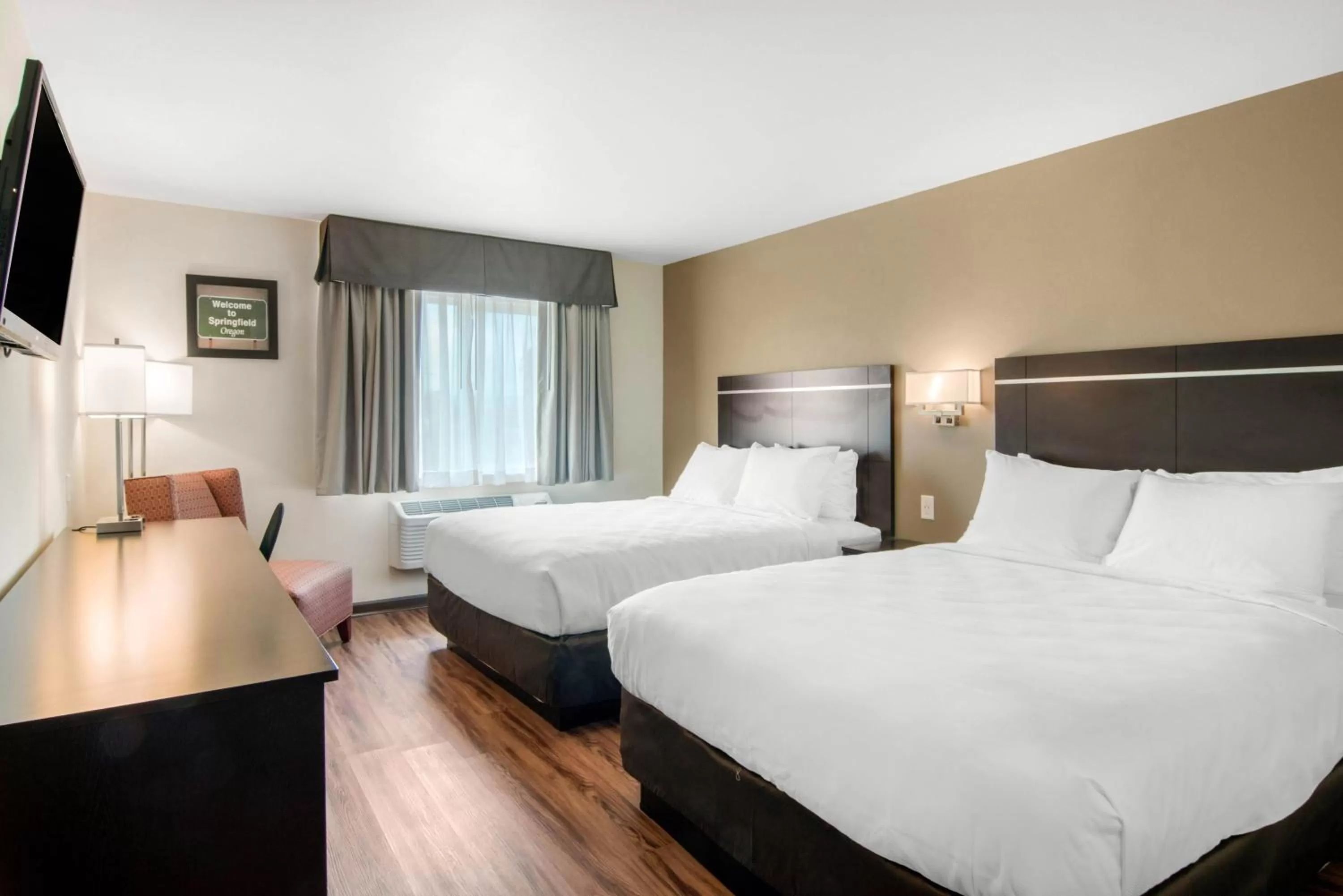 Bed in Econo Lodge Inn & Suites Springfield Main Street