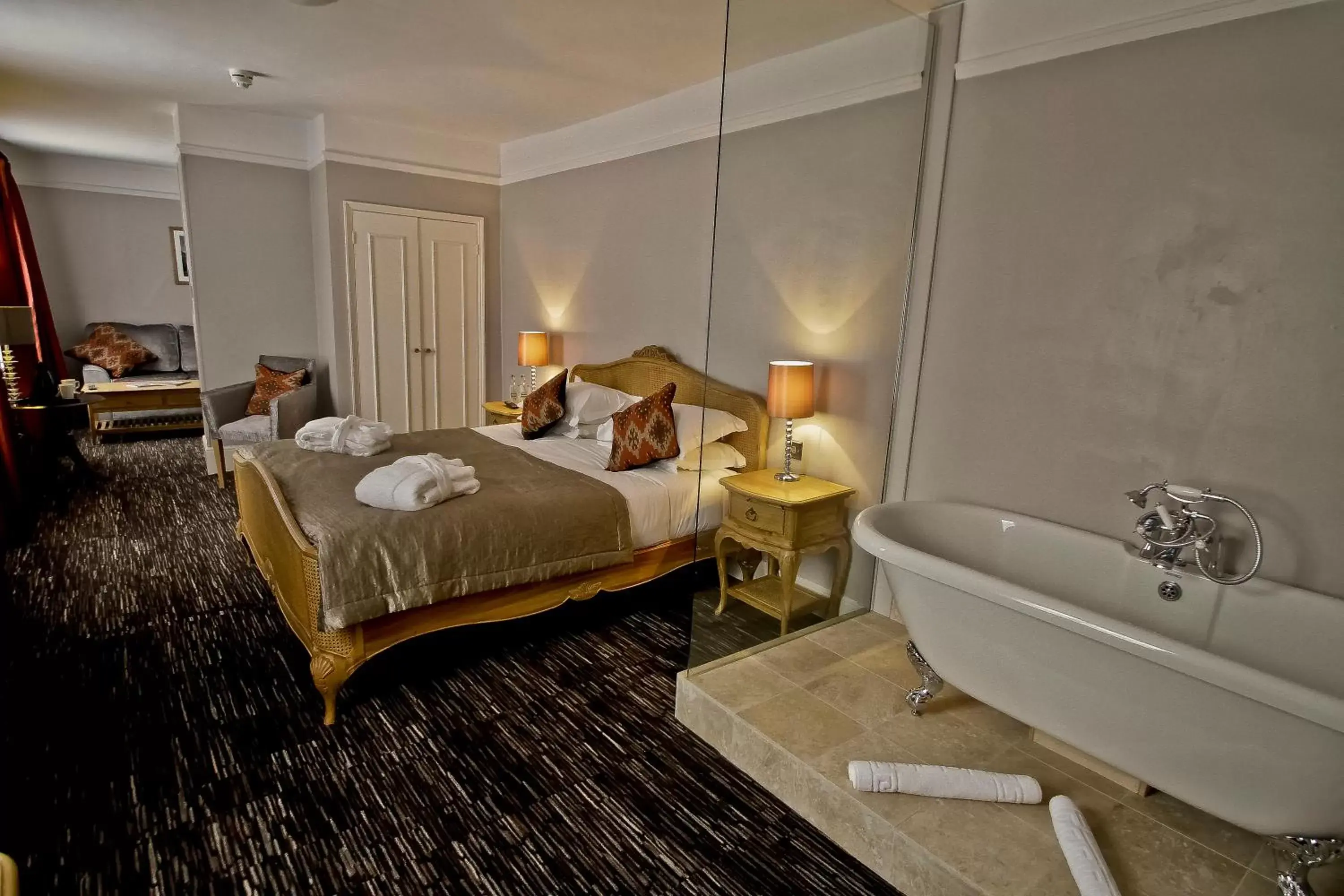 Photo of the whole room, Bed in The Saracens Head Hotel