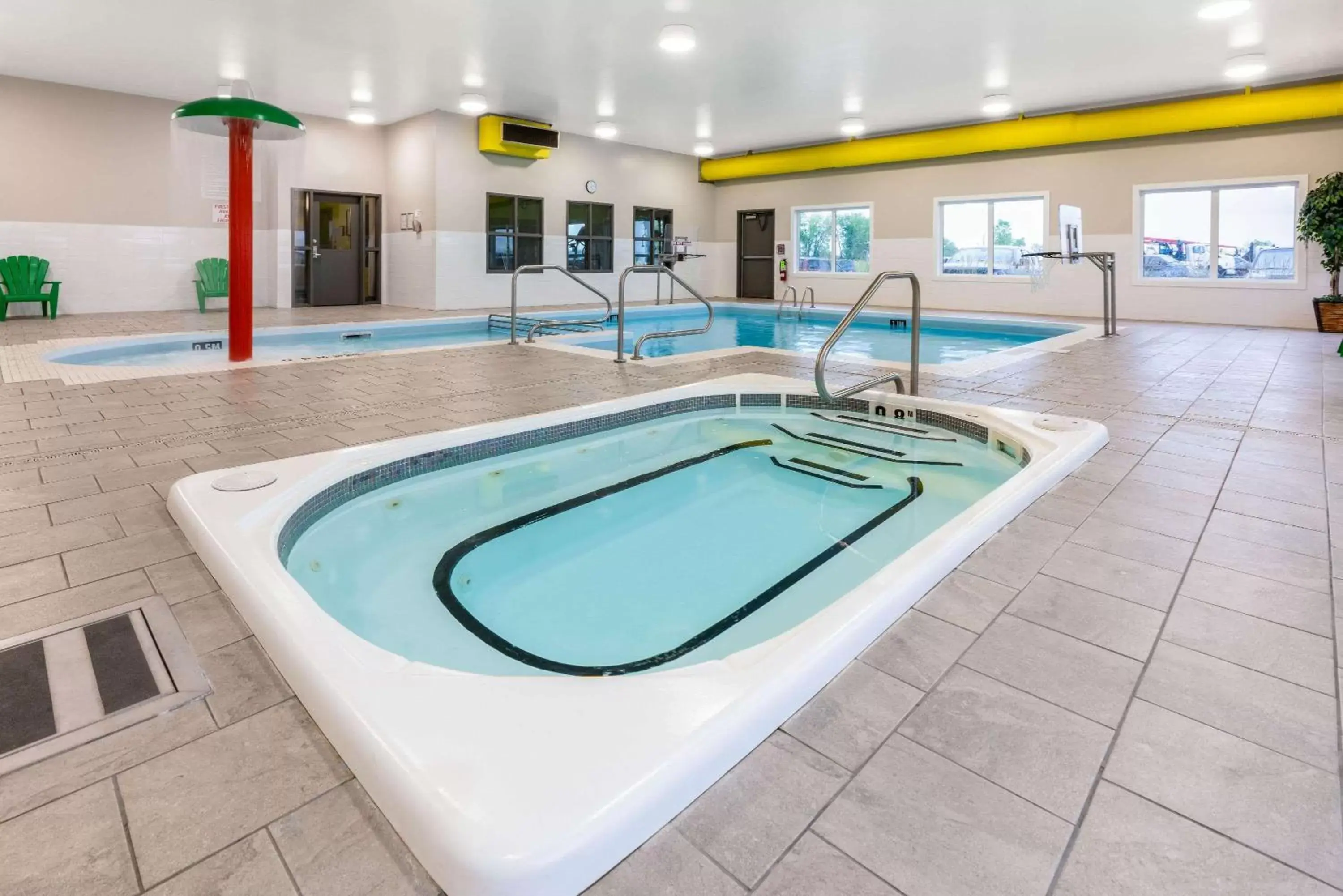 Hot Tub, Swimming Pool in Super 8 by Wyndham Winnipeg East MB