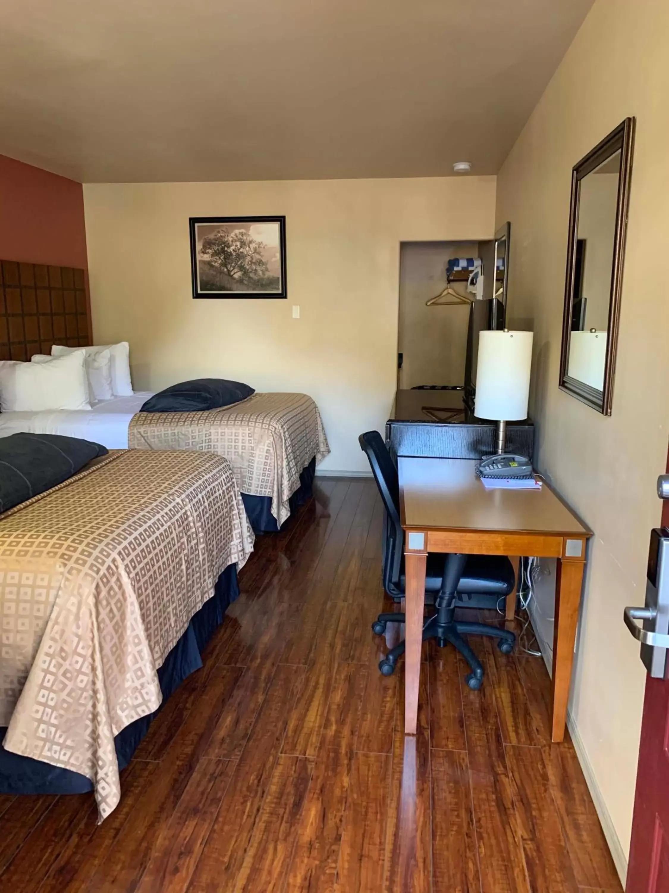 Photo of the whole room, Bed in Matterhorn Inn Ouray