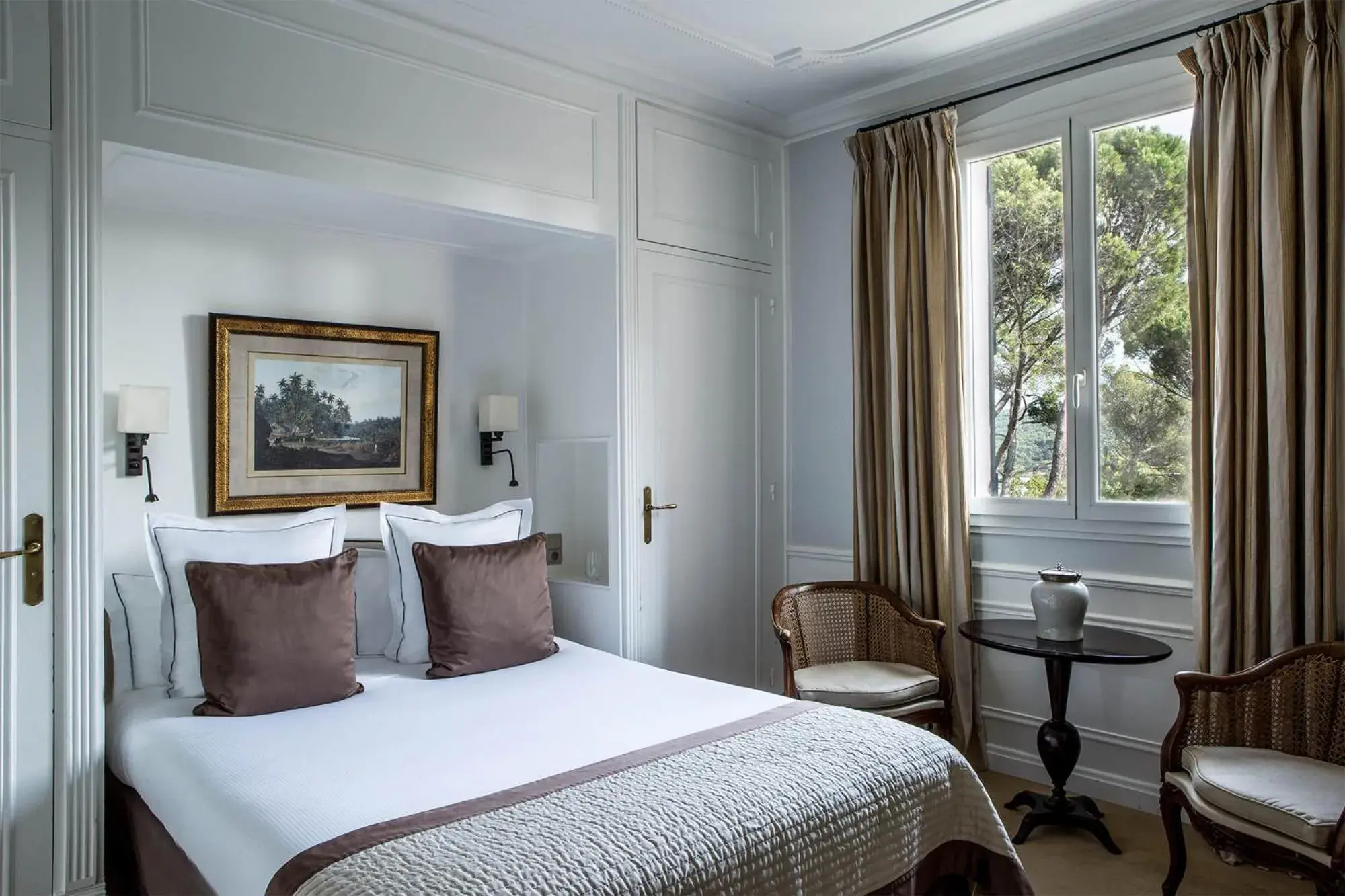 Photo of the whole room, Bed in Le Pigonnet - Esprit de France